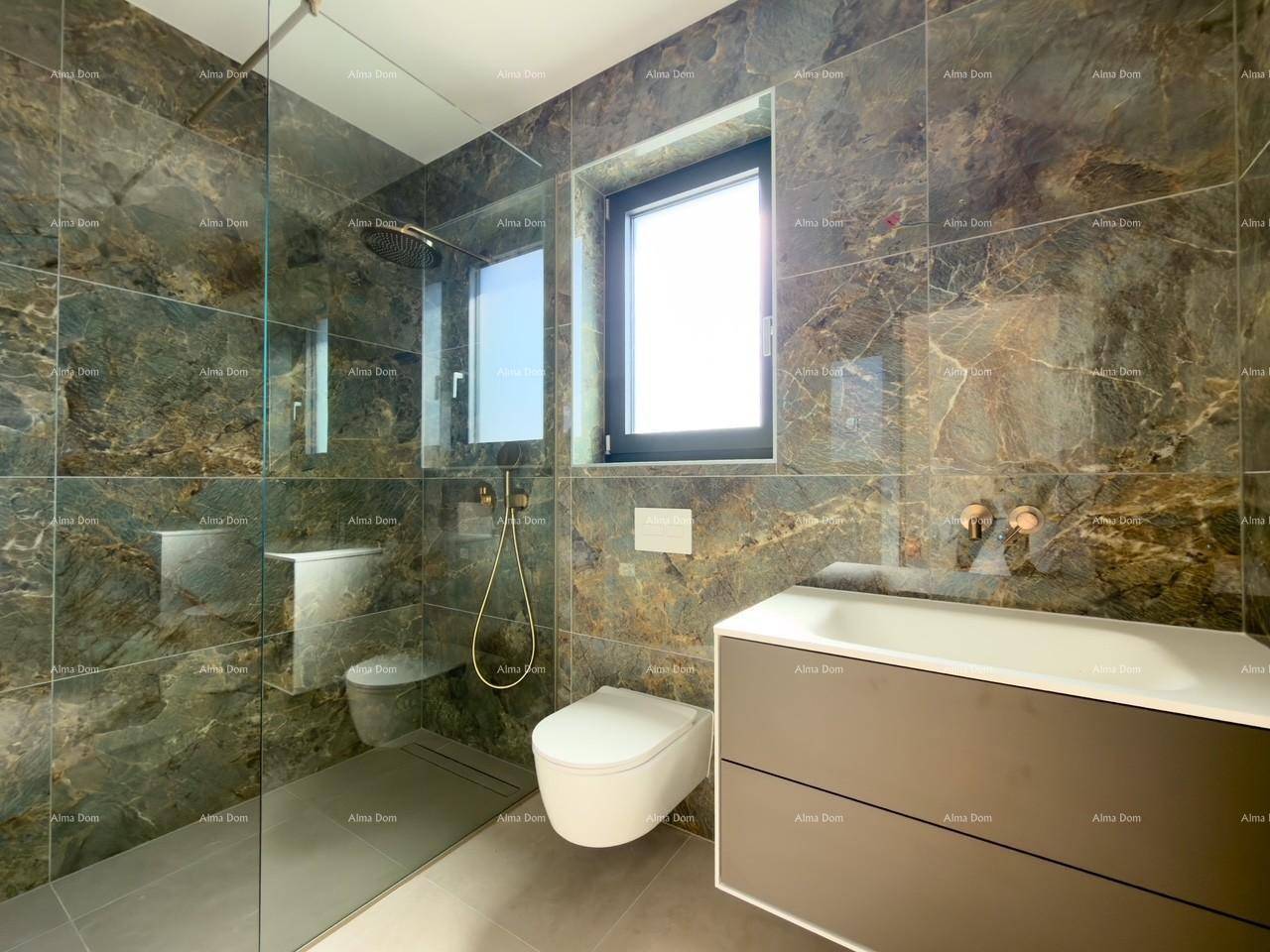 Luxuriöses Badezimmer mit Marmorfliesen, begehbarer Dusche und modernem Waschtisch.