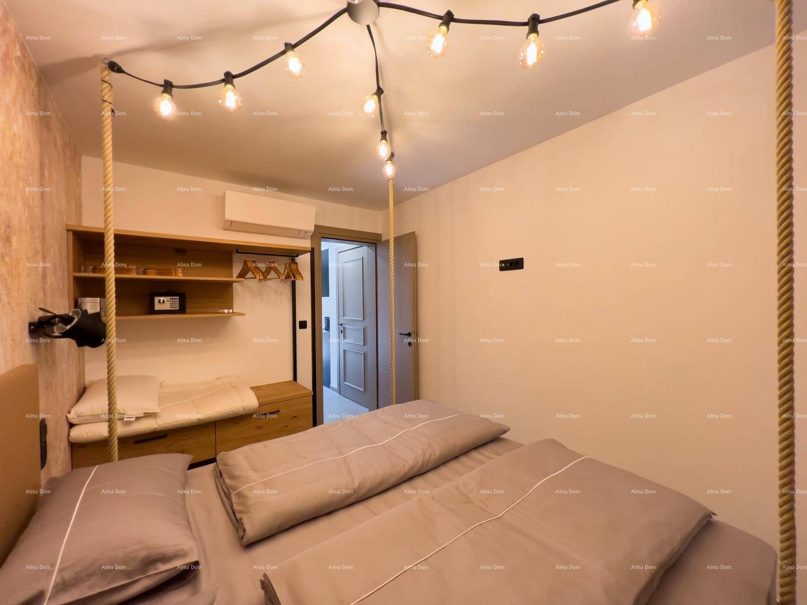 Helles Schlafzimmer mit Holzbett, Seil-Dekoration und offener Ablagefläche für persönlichen Komfort.