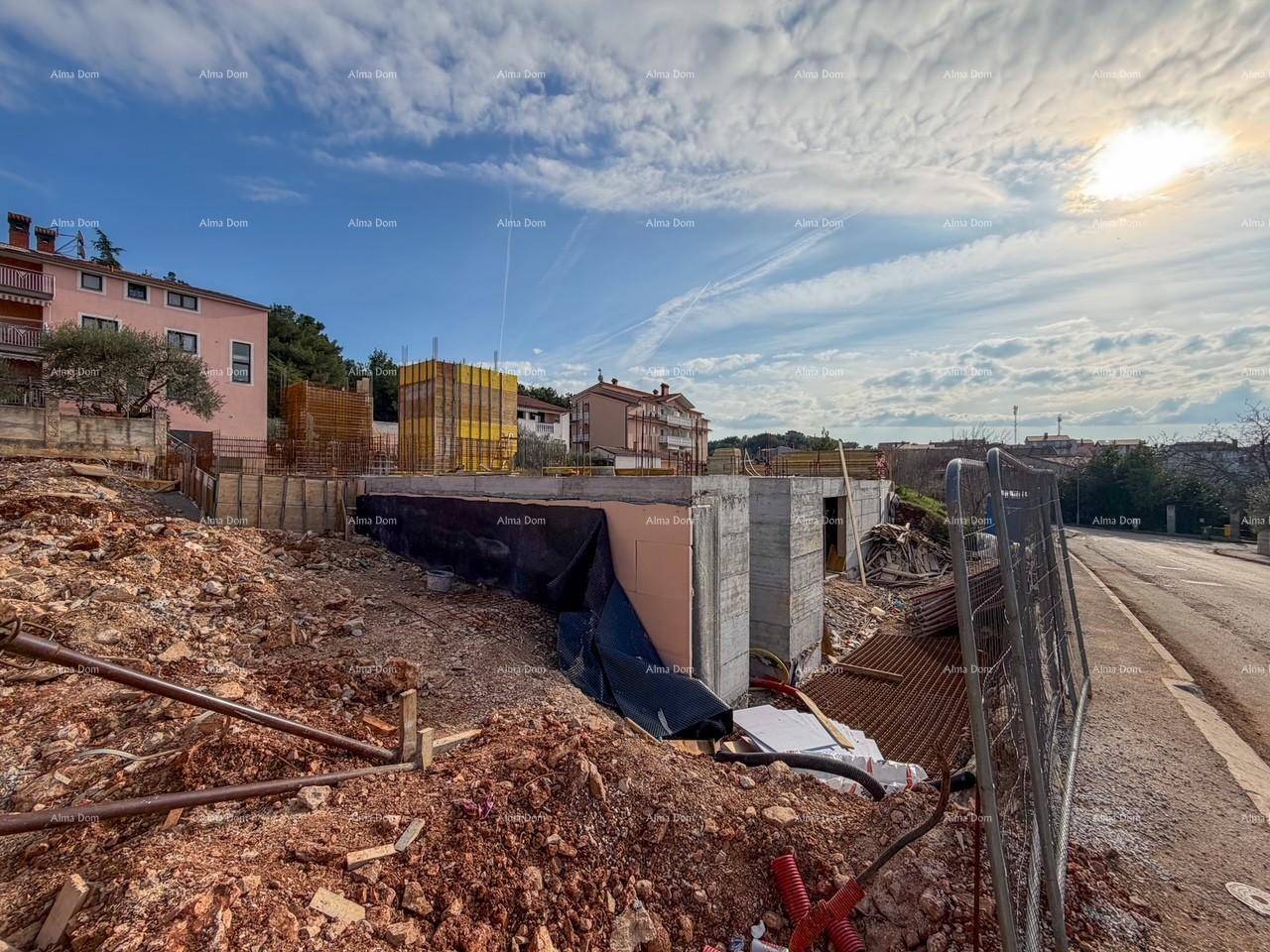 Baustelle eines neuen Gebäudes mit sichtbaren Fundamenten und Stützmauern.