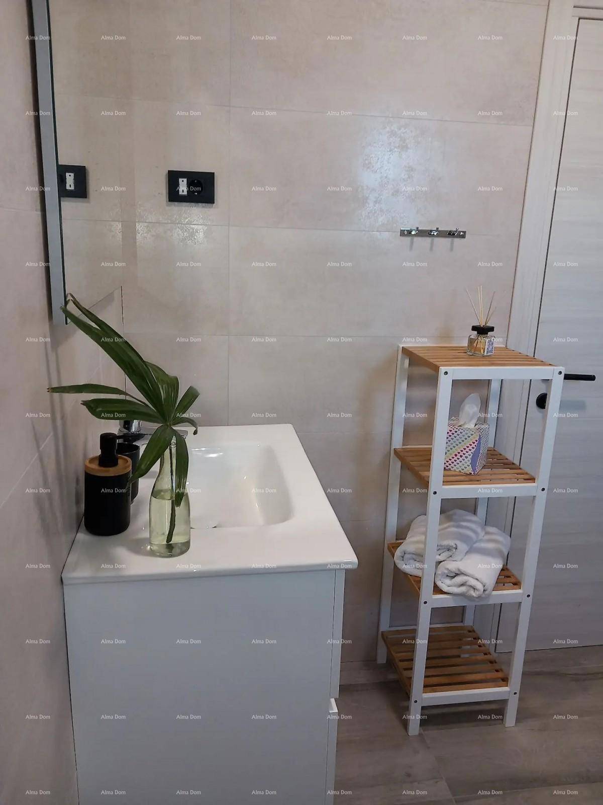 Modernes Badezimmer mit Waschbecken, Regal und hellen Fliesen an den Wänden.