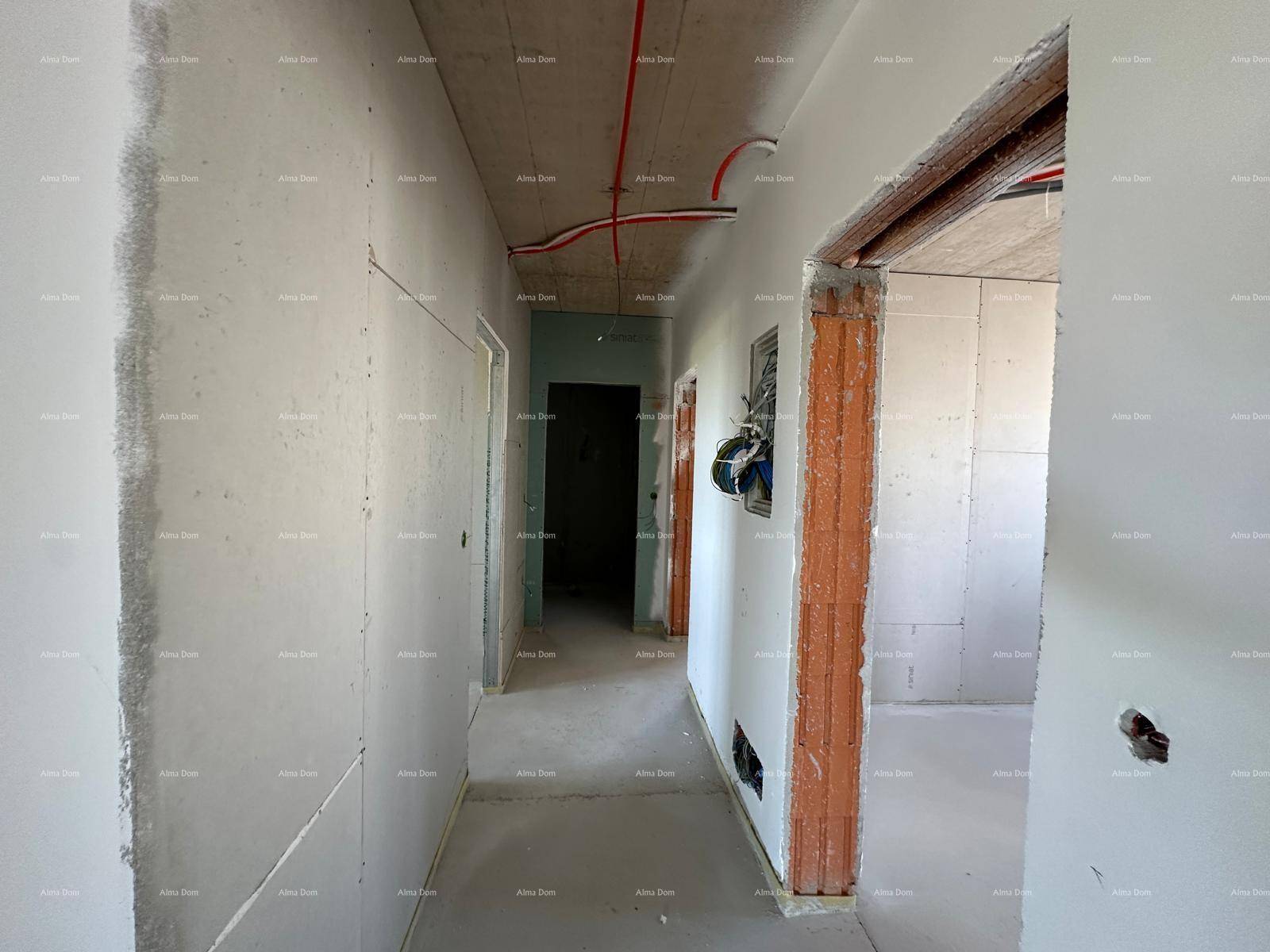 Rohbau eines Flurs mit mehreren Türöffnungen und sichtbaren Installationen.
