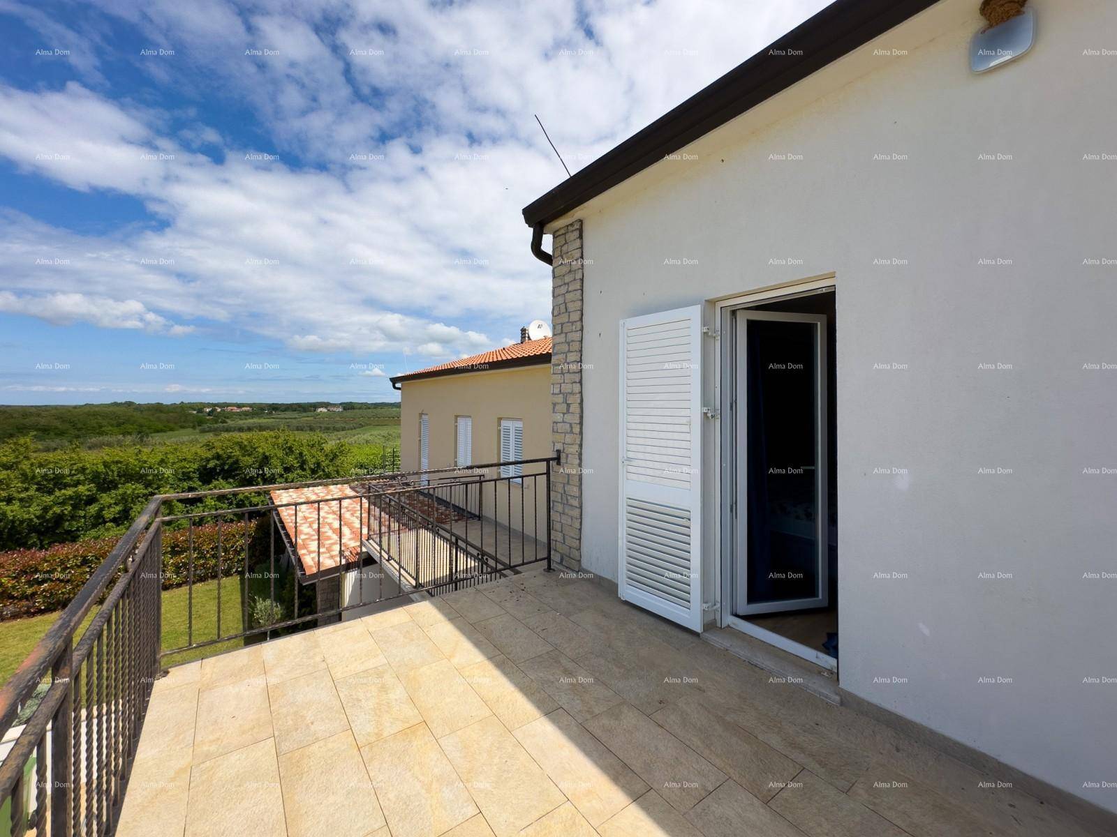 Geräumiger Balkon mit Fliesenboden und weitem Blick über die grüne Landschaft.