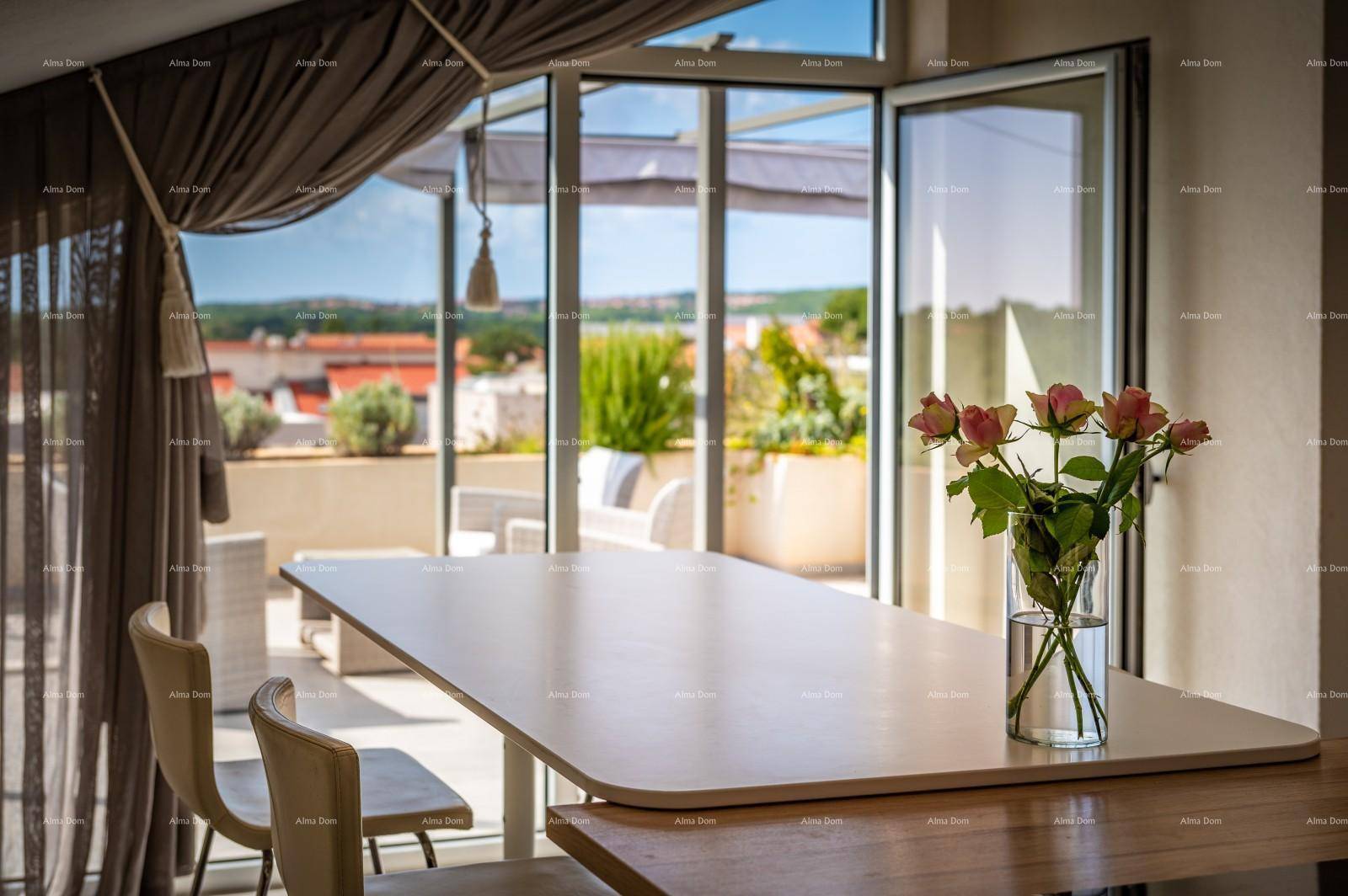 Essbereich mit großem Tisch und Zugang zur sonnigen Dachterrasse.