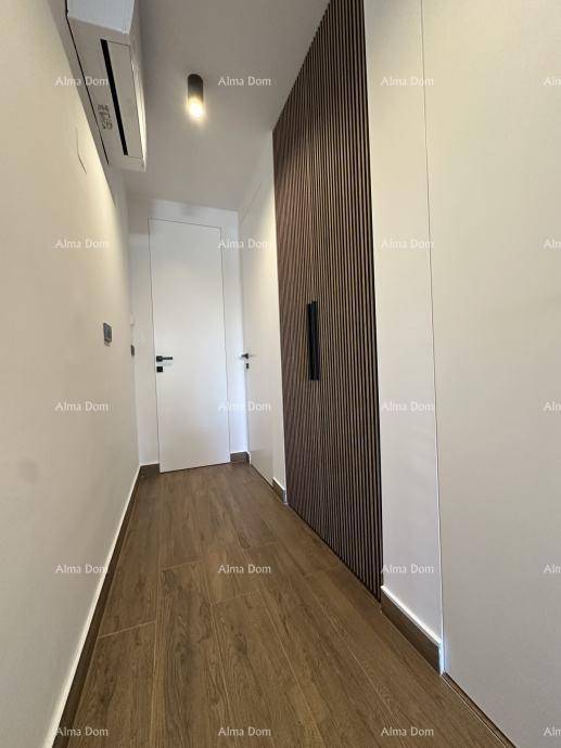 Heller Flur mit Holzwandverkleidung, weißer Tür und modernem Design.