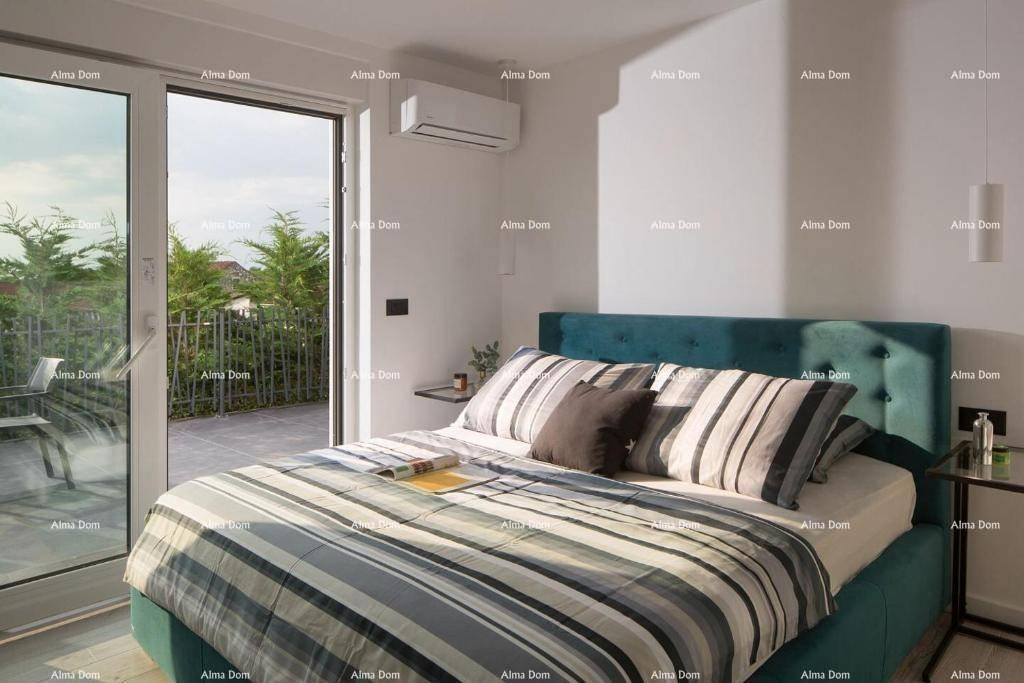 Gemütliches Schlafzimmer mit Doppelbett, Klimaanlage und direktem Zugang zur Terrasse.