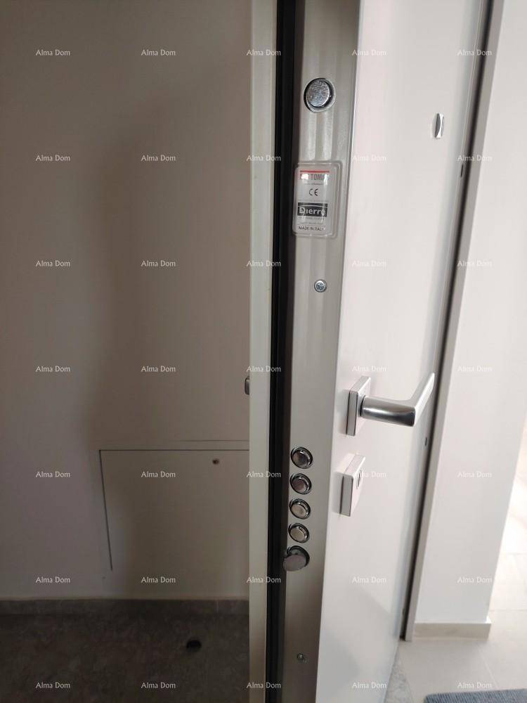 Robuste Sicherheitseingangstür mit modernem Design und mehreren Verriegelungspunkten.