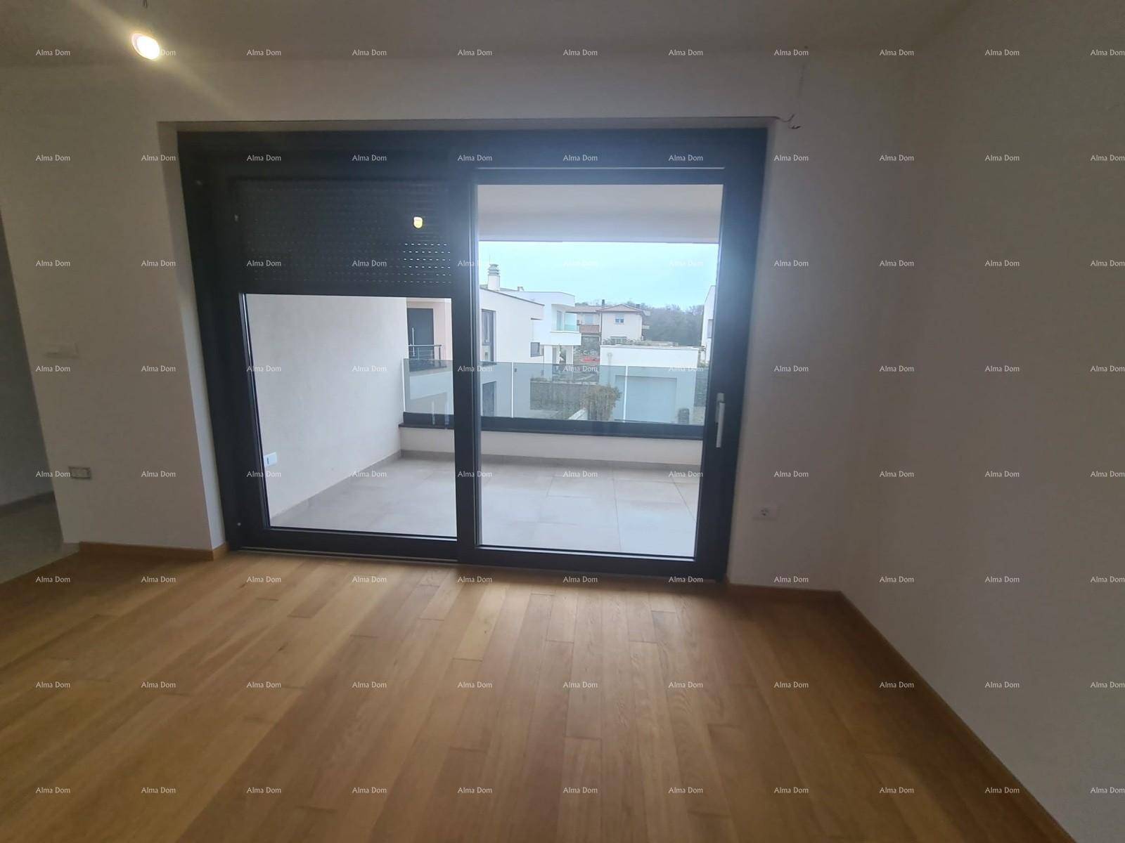 Wohnzimmer mit großzügiger Schiebetür, die Zugang zu einem Balkon oder einer Terrasse bietet.