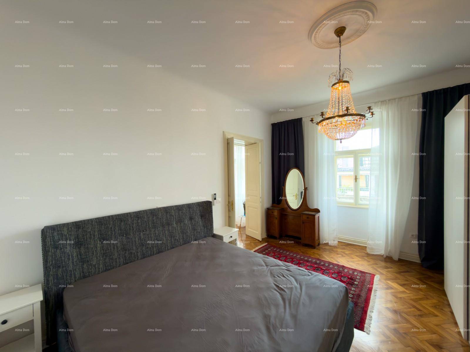 Helles Schlafzimmer mit Doppelbett, antiker Kommode und Fenster mit Vorhängen für Privatsphäre.