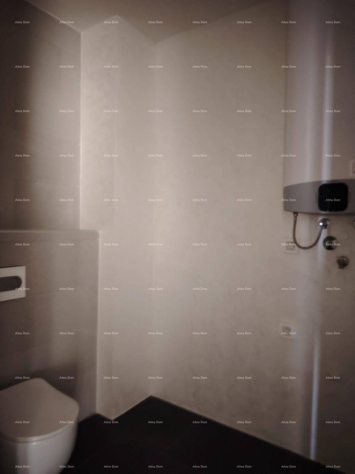Modernes Gäste-WC mit Wand-WC und dunklen Fliesen, noch im Bau.