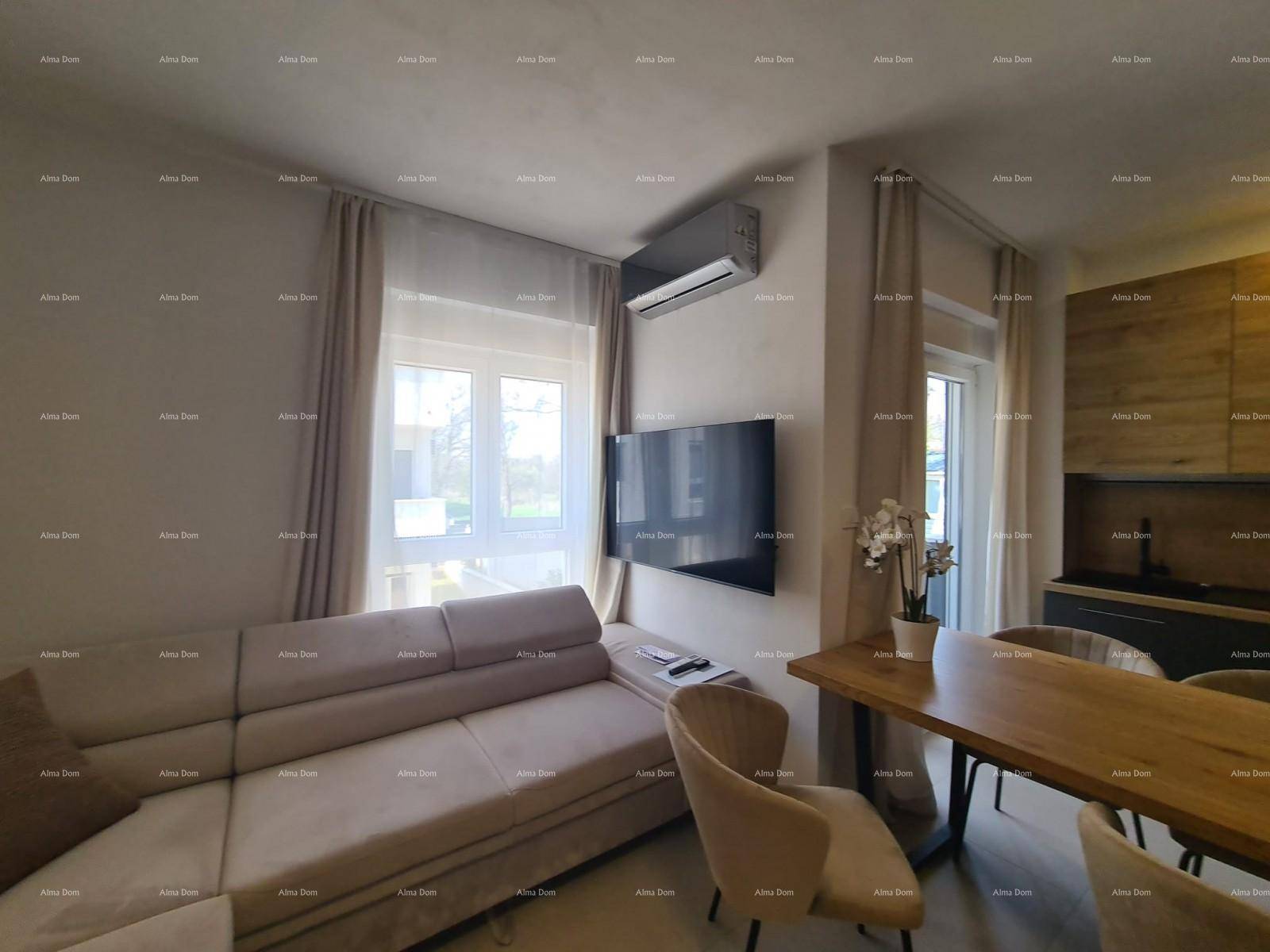 Gemütlicher Wohnbereich mit beigem Sofa, Fernseher und Klimaanlage, angrenzend an den Essbereich.