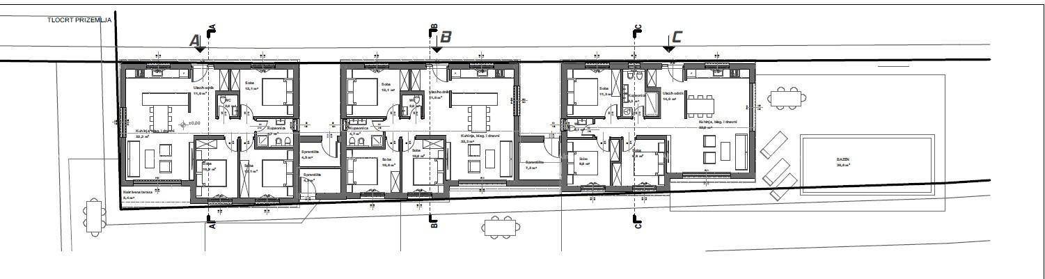 Grundrissplan zeigt die Aufteilung mehrerer Wohneinheiten mit Zimmern und Außenbereichen.