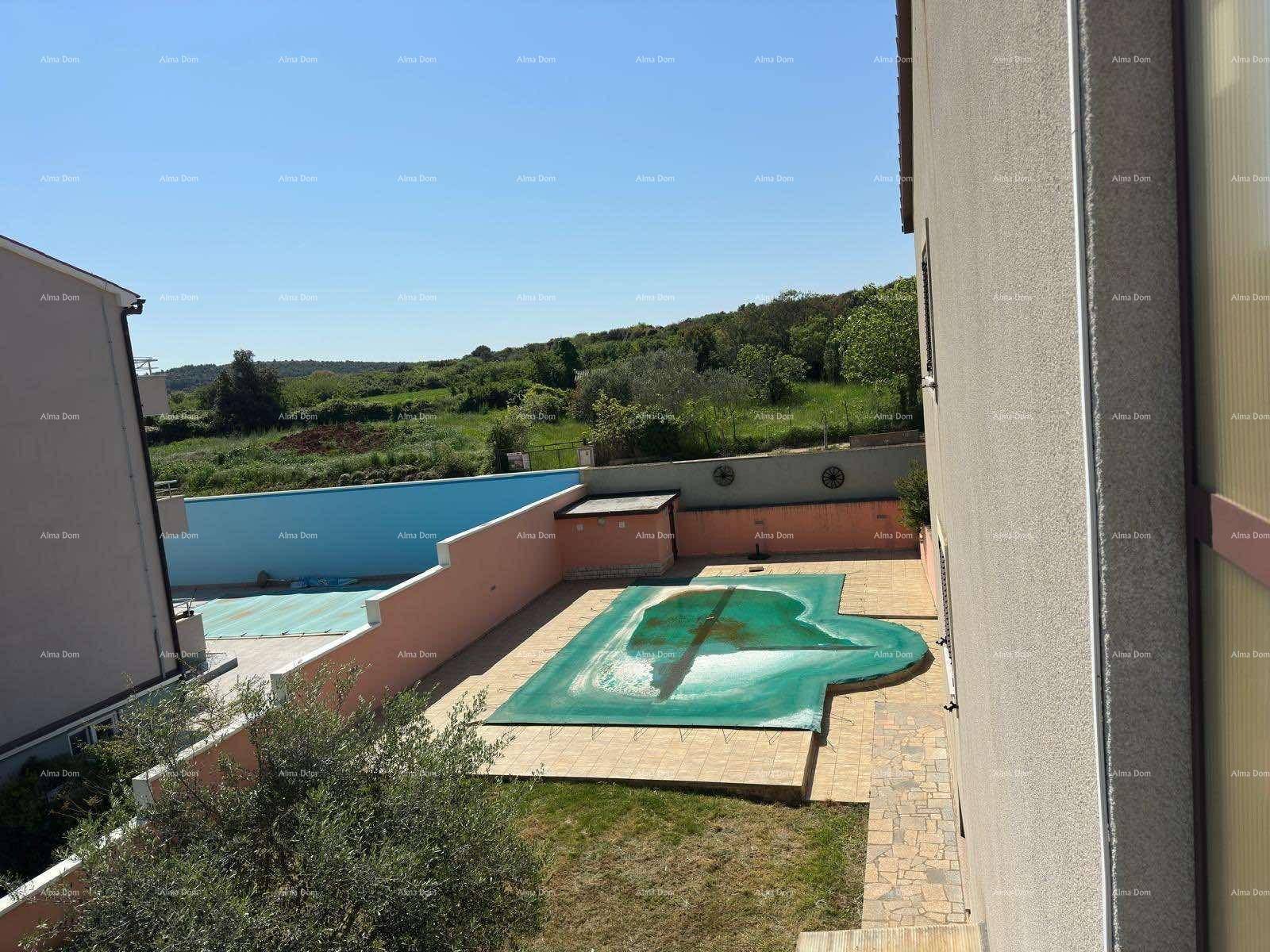 Außenbereich mit zwei Pools, einer davon abgedeckt, umgeben von Natur und grünen Hügeln.