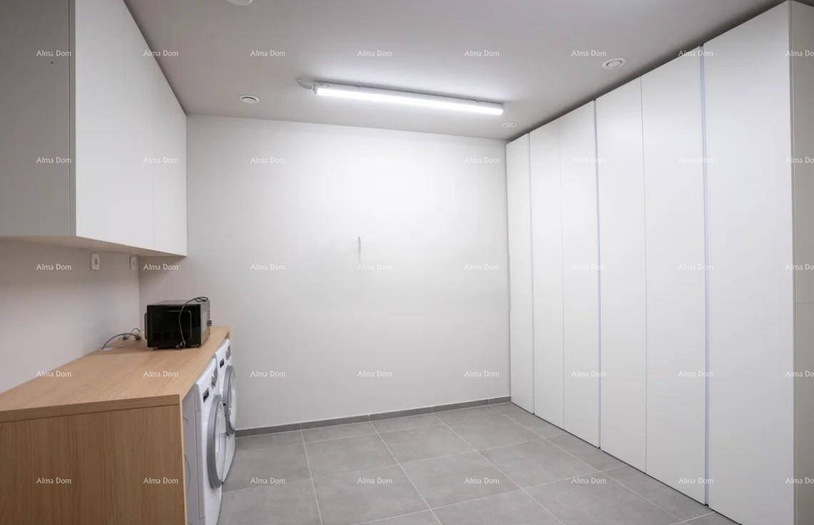 Praktischer Hauswirtschaftsraum mit Waschmaschine, Trockner und viel Stauraum.