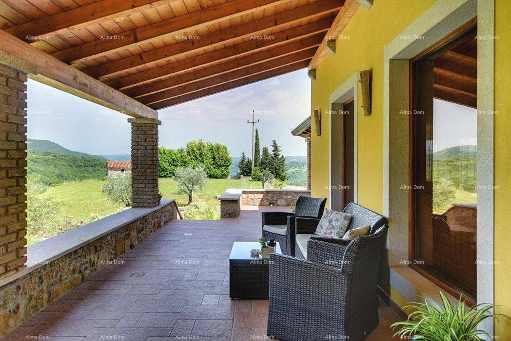 Entspannungsbereich auf der überdachten Terrasse mit bequemen Loungemöbeln und weitem Blick über die Landschaft.