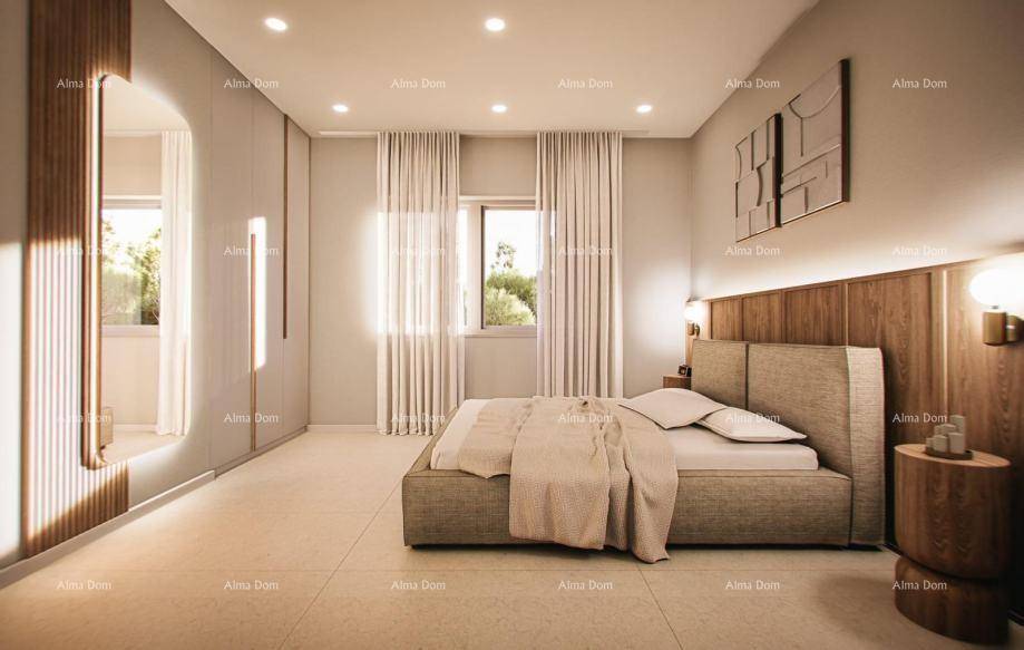 Helles Schlafzimmer mit modernem Design, großem Spiegel und indirekter Beleuchtung.