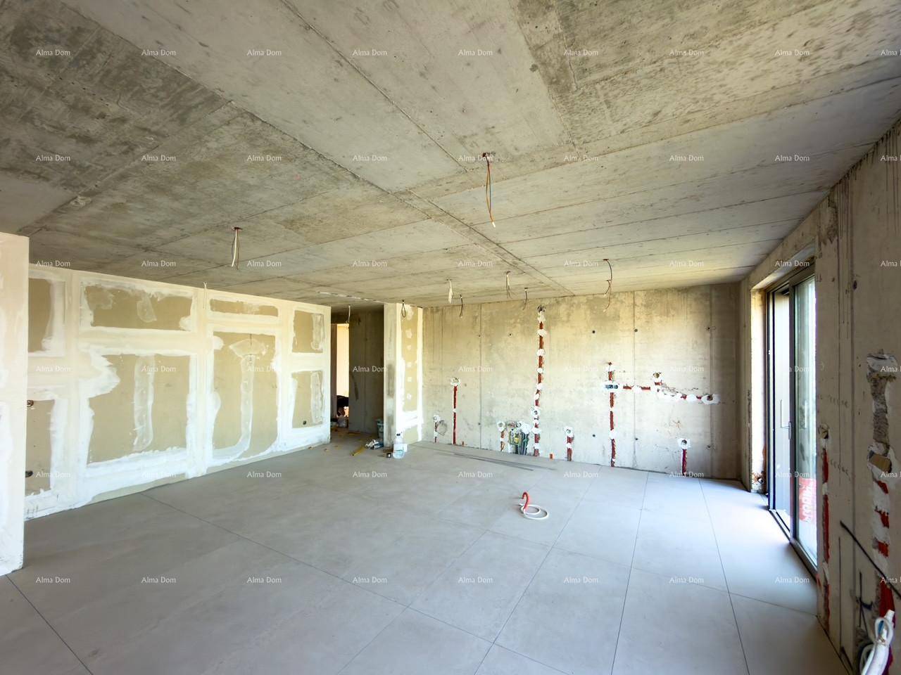 Unfertiger Innenraum mit Betonwänden und -decke, bereit für den weiteren Ausbau.