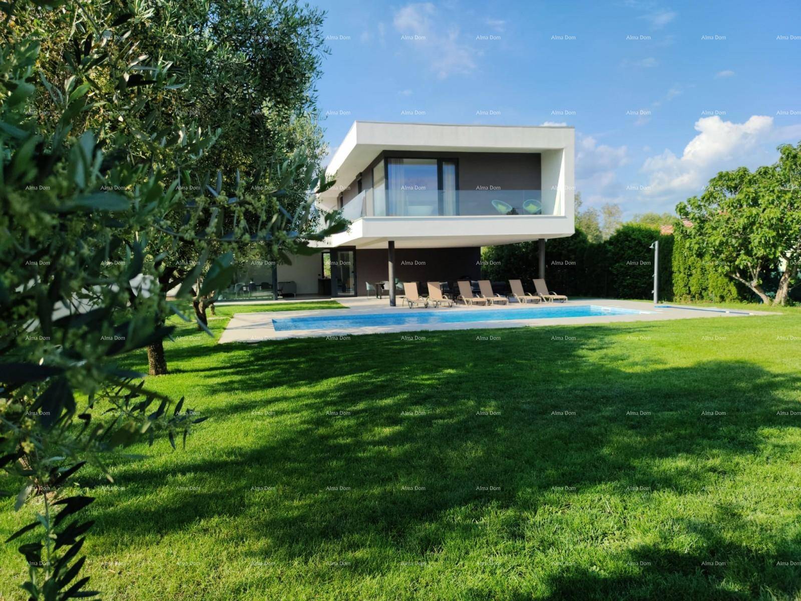 Moderne Villa mit weitläufigem Rasen, Swimmingpool und üppiger Vegetation unter blauem Himmel.
