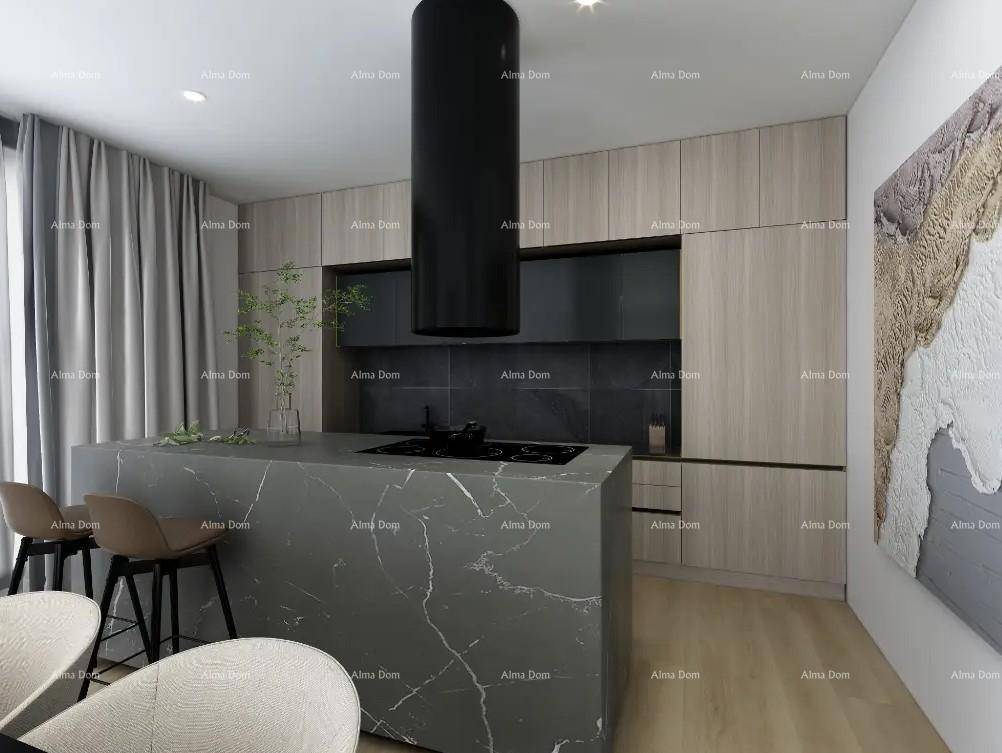 Moderne Küche mit großer Kücheninsel aus Marmor, integriertem Kochfeld und Dunstabzugshaube.