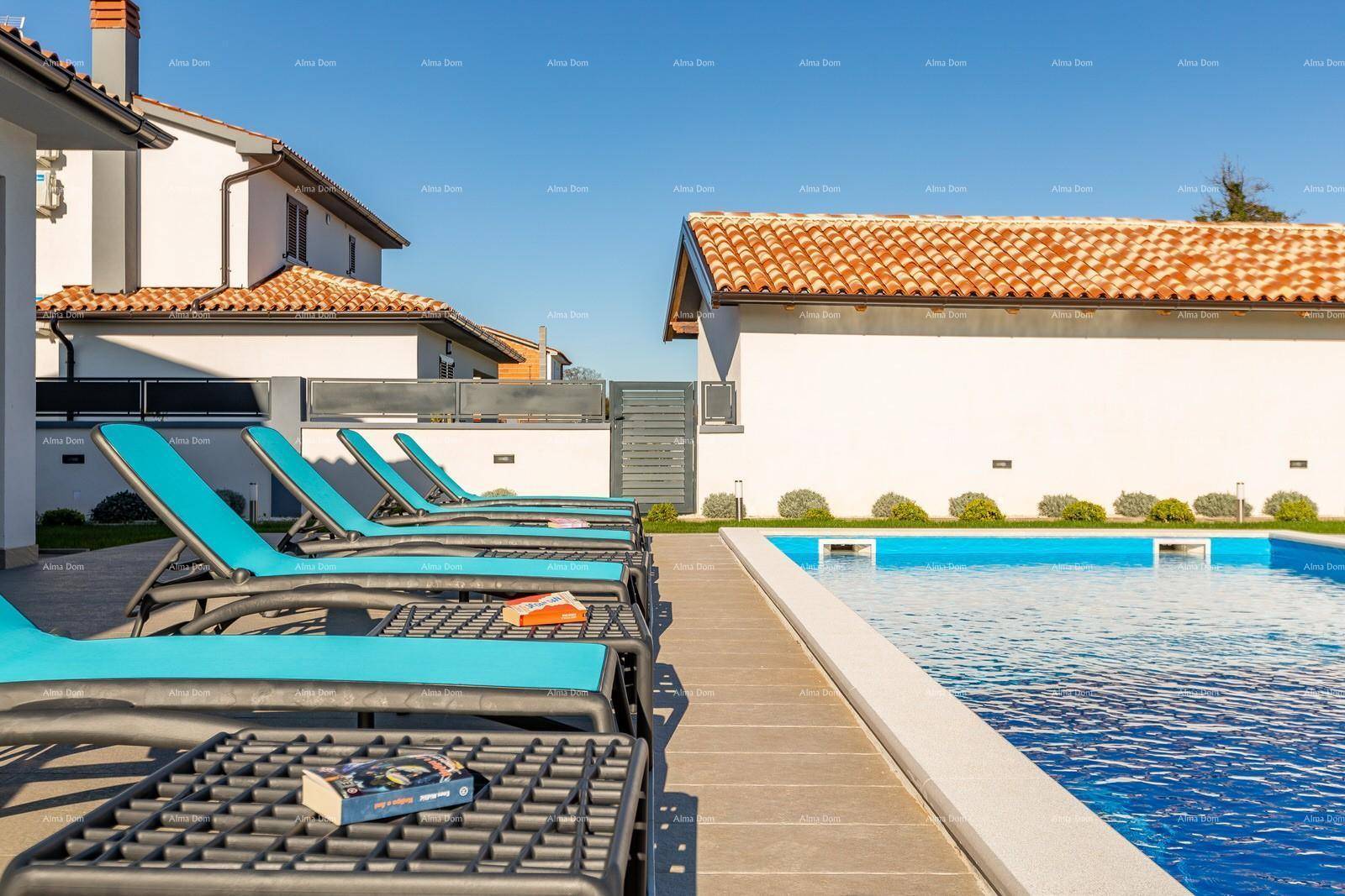 Moderner Poolbereich mit Holzdeck und Liegestühlen, umgeben von einer eleganten Umzäunung.