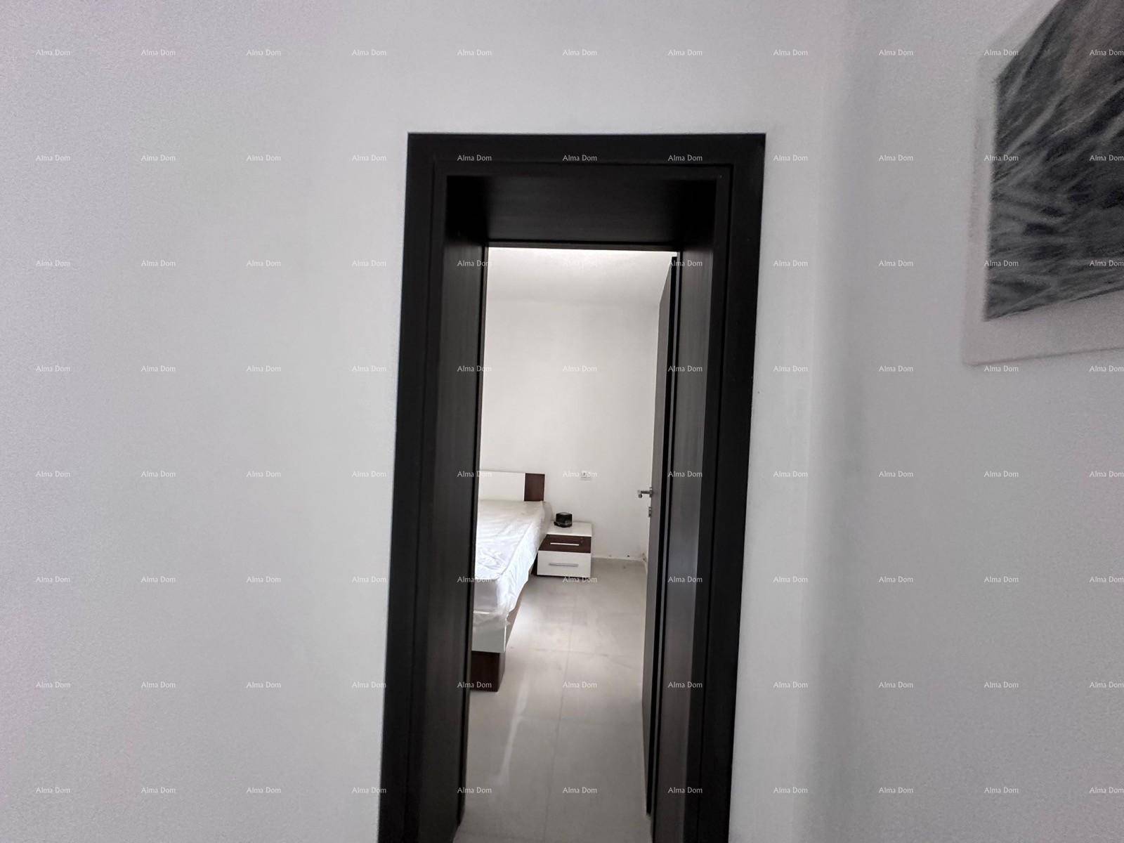 Blick durch eine dunkle Tür in ein Schlafzimmer mit einem Bett und Nachttisch.