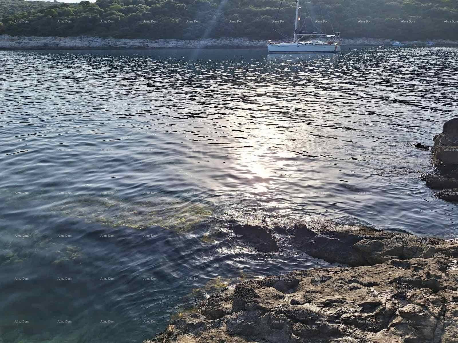 Malerischer Blick auf das Meer mit einem Segelboot in der Ferne.