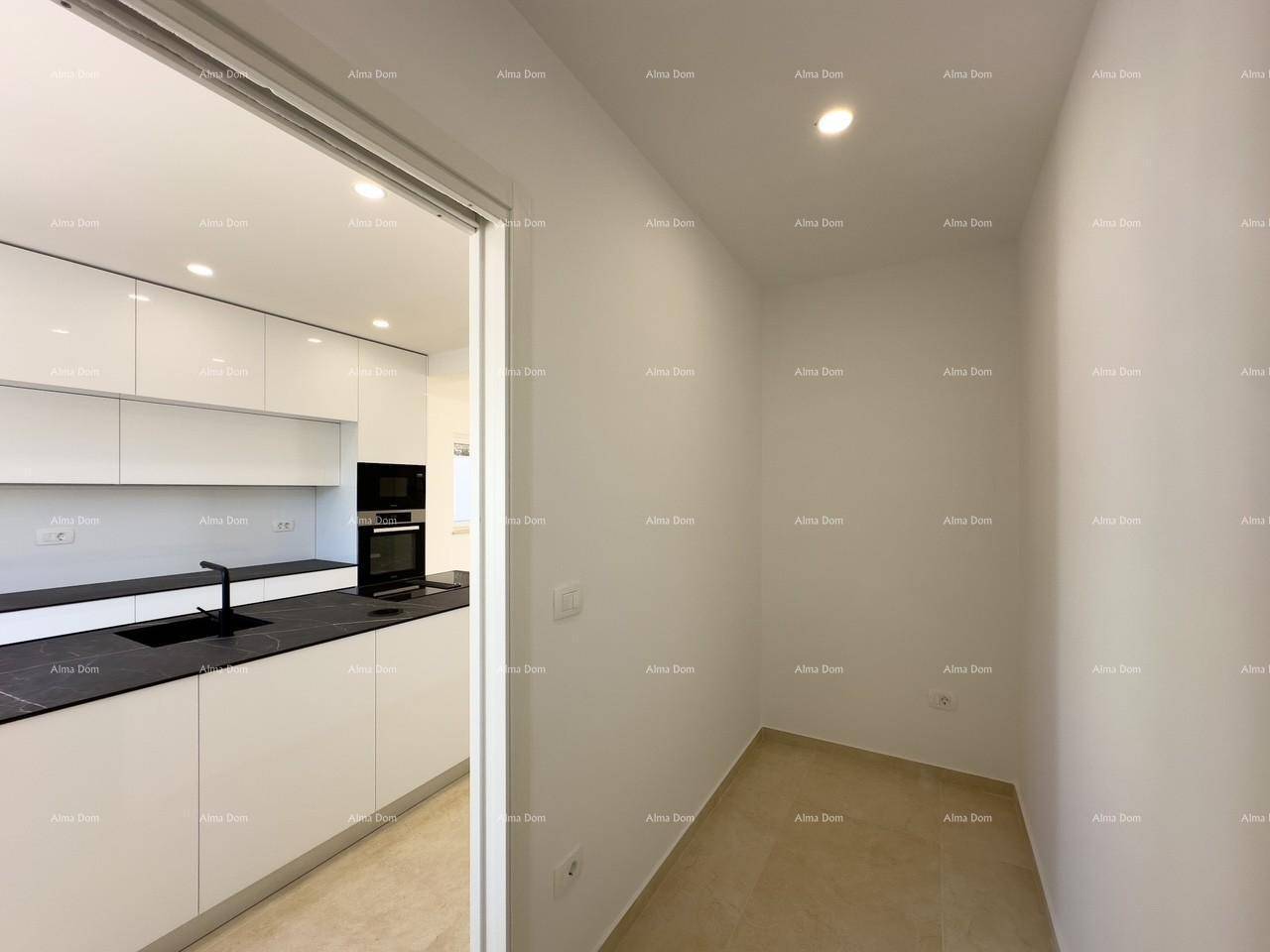 Kleiner, leerer Raum, ideal als Speisekammer oder Abstellraum neben der Küche nutzbar.