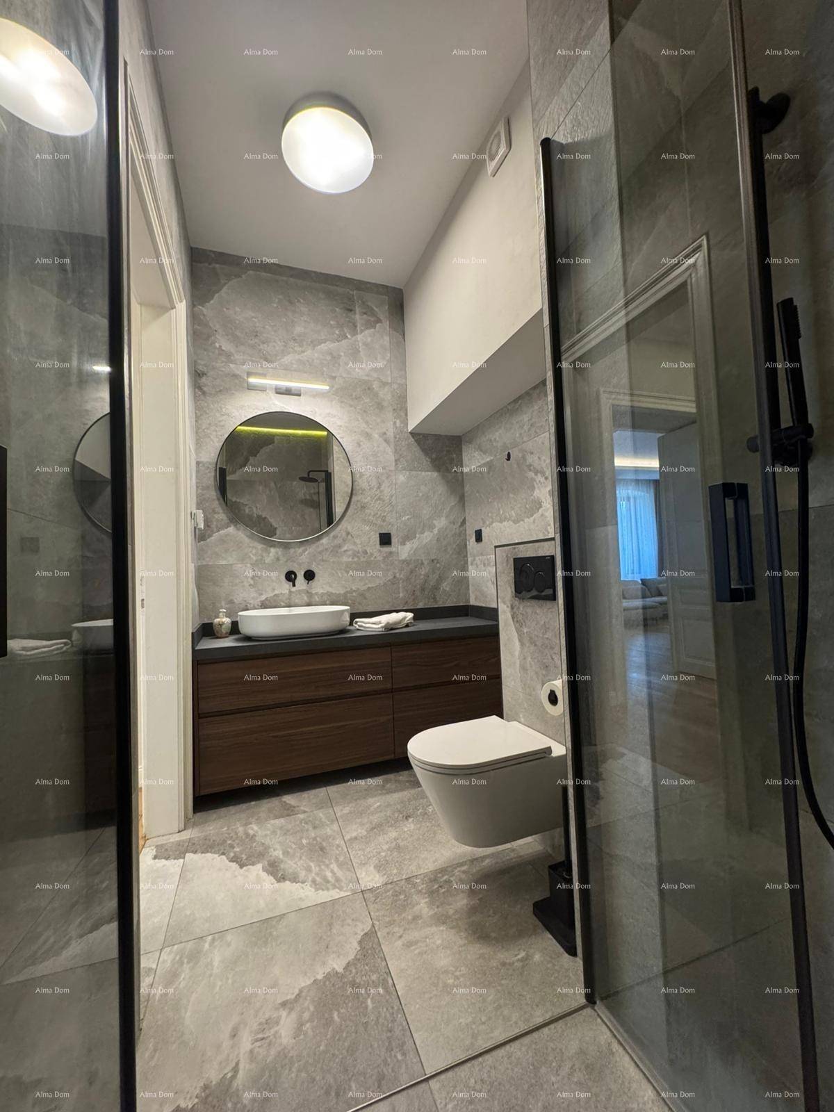 Modernes Badezimmer mit grauen Fliesen, Waschtisch und begehbarer Dusche.