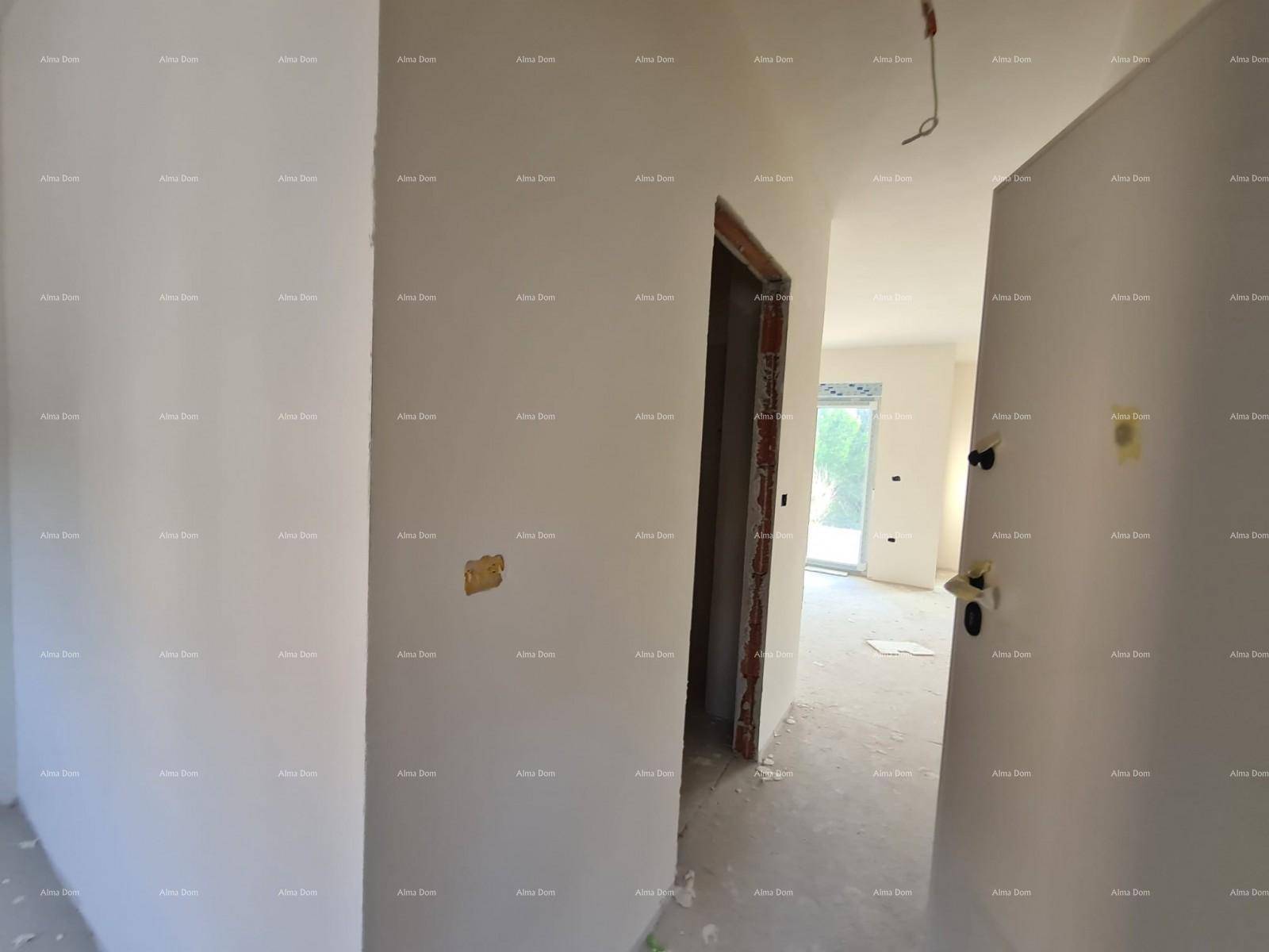 Unfertiger Innenraum mit weißen Wänden und offener Tür, bereit für den weiteren Ausbau.