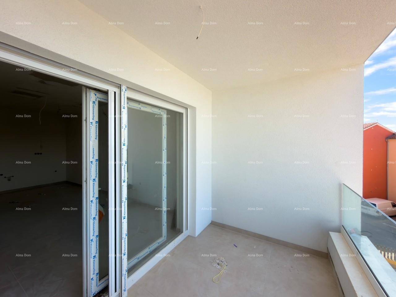 Heller Balkon mit Glasgeländer und Schiebetüren, bereit für die Gestaltung.