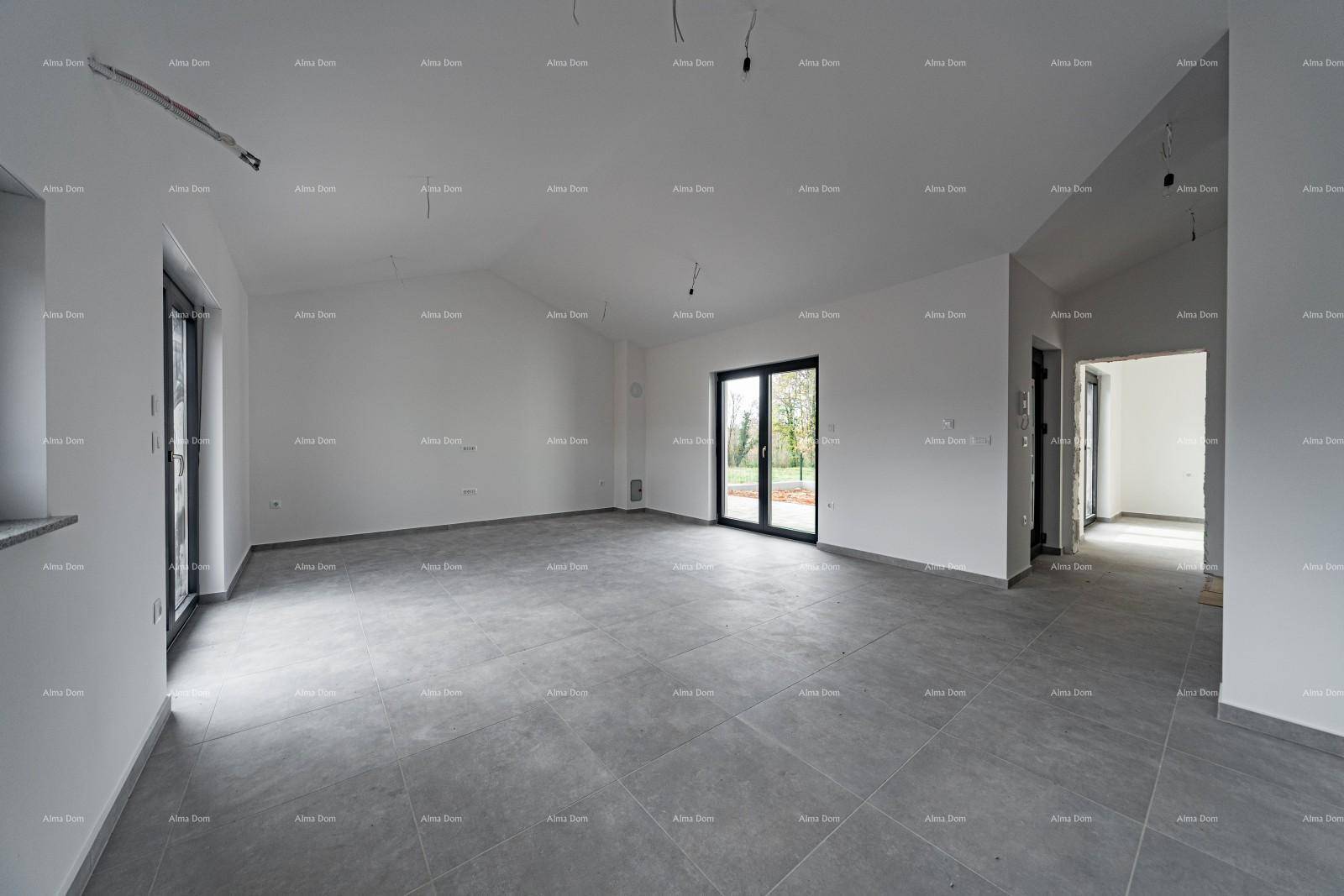 Heller Wohnbereich im Neubau mit grauen Fliesen und Blick in angrenzende Räume.