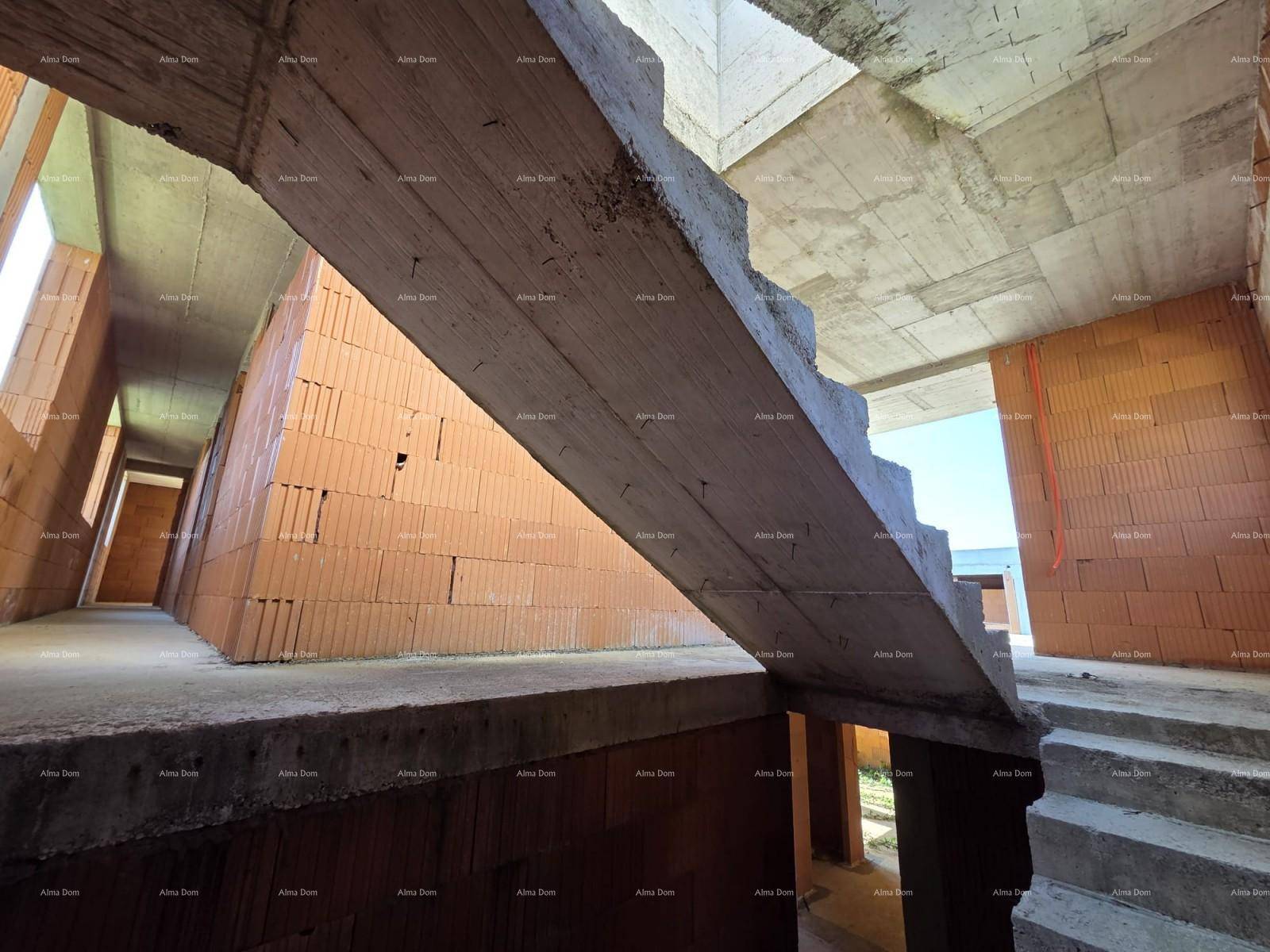 Unfertige Betontreppe in einem Rohbau mit unverputzten Ziegelwänden und hohen Decken, die das Potenzial des Raumes zeigt.
