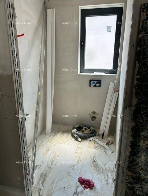 Badezimmer im Bau mit Fenster und vorbereiteter Duschfläche, hell gefliest.