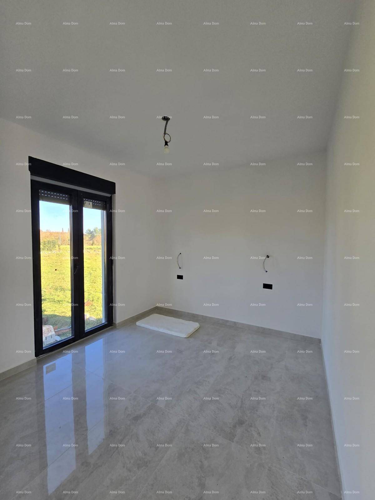 Helles Schlafzimmer im Rohbau mit glänzenden Fliesen und Zugang zum Außenbereich durch große Fenster.