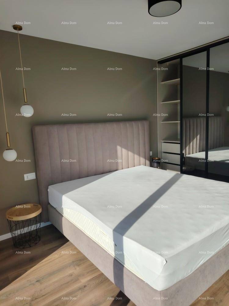 Schlafzimmer mit großem Bett, dunkler Akzentwand und integriertem Kleiderschrank mit Spiegeltüren.