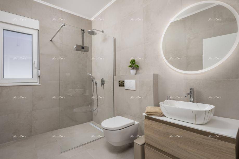 Modernes Badezimmer mit begehbarer Dusche, Hänge-WC und beleuchtetem Rundspiegel.