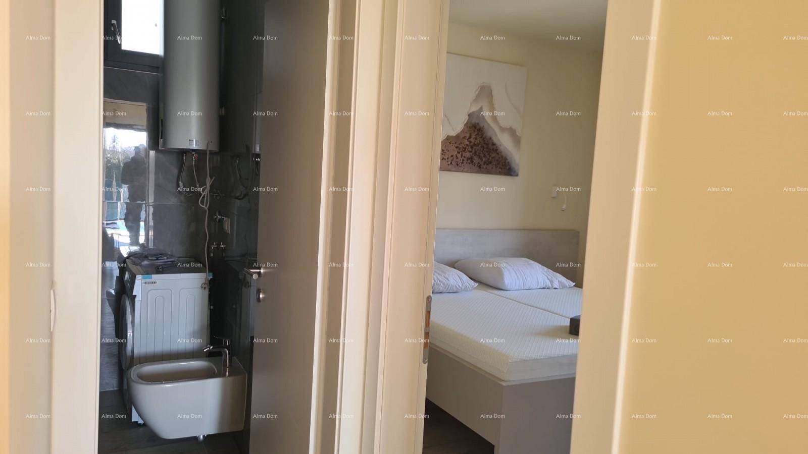 Schlafzimmer mit Blick auf das angrenzende Badezimmer, ausgestattet mit Toilette und Waschmaschine.