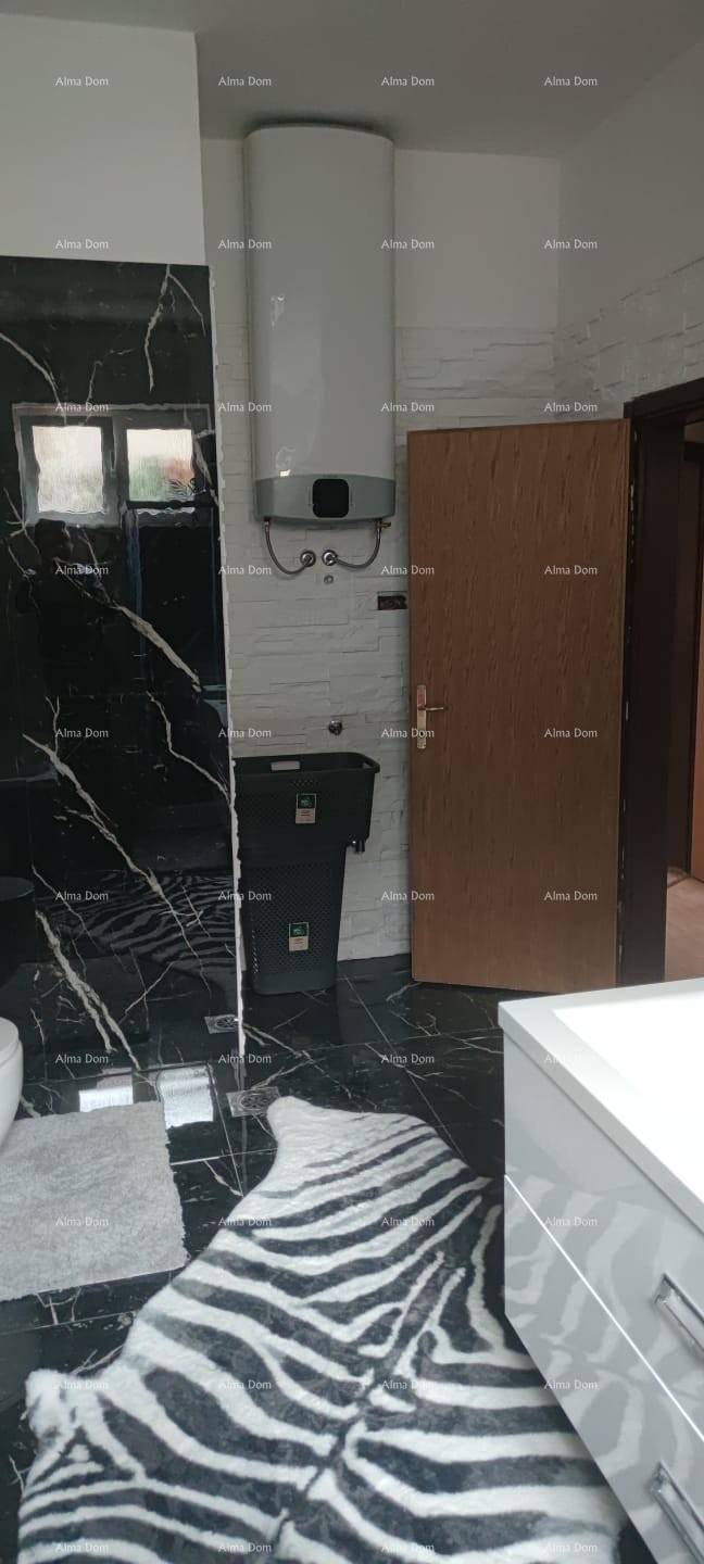 Modernes Badezimmer mit schwarzen Marmorfliesen, Warmwasserbereiter und auffälligem Zebrateppich.