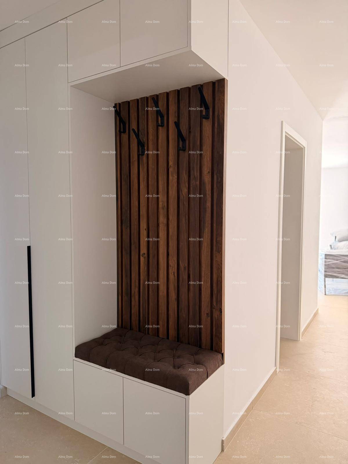 Eingangsbereich mit Garderobe, Sitzbank und integrierten Schränken für Stauraum.