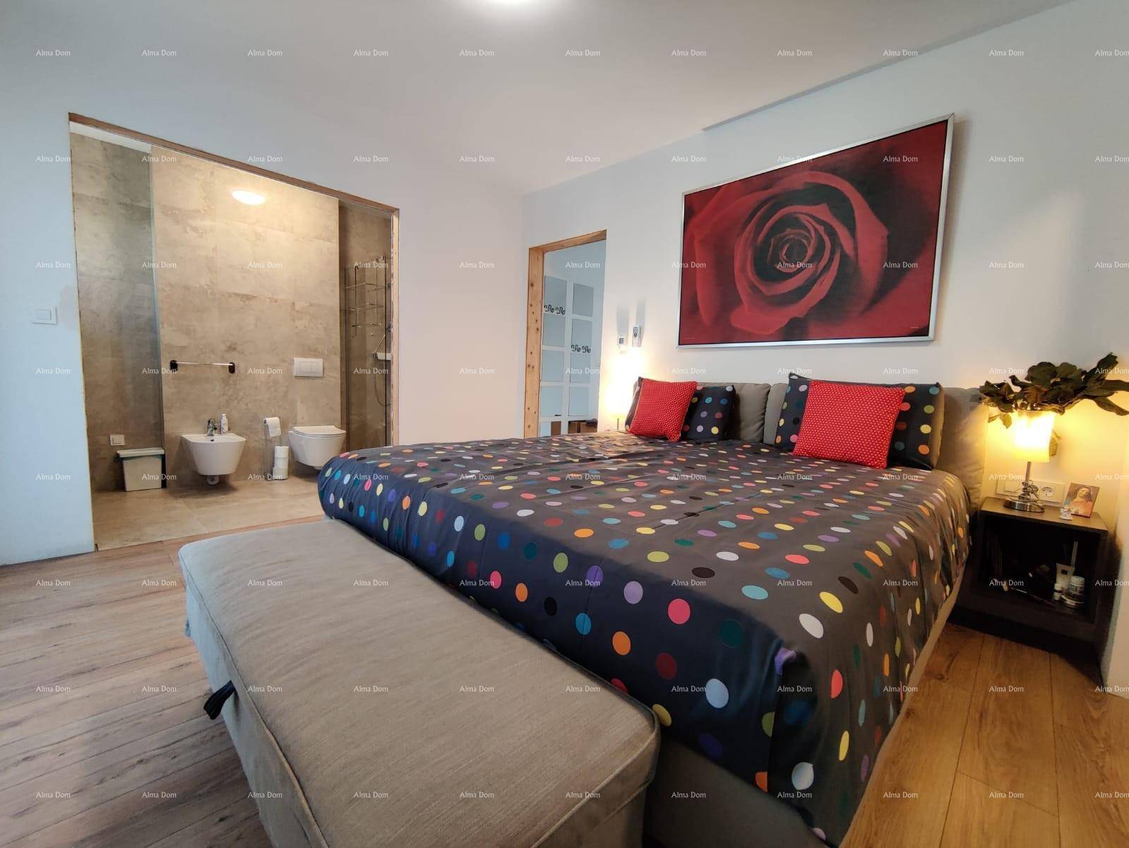 Geräumiges Schlafzimmer mit Holzboden und direktem Zugang zu einem modernen Badezimmer.