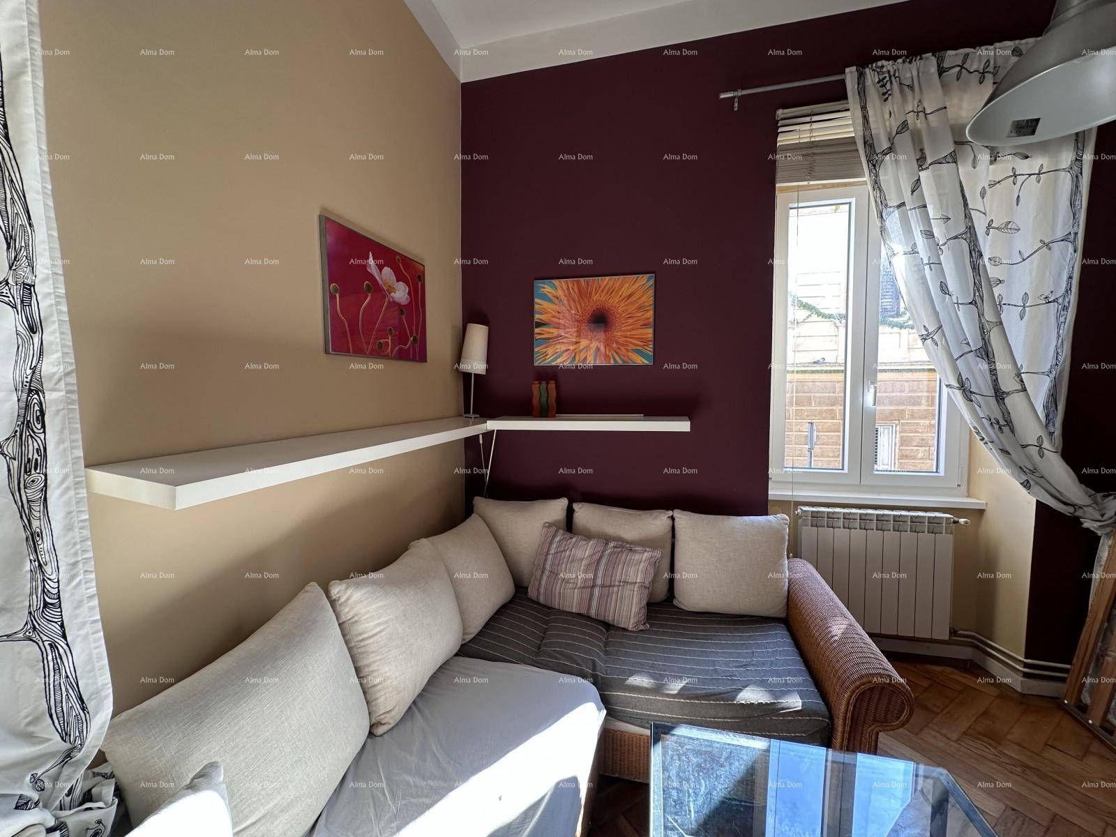 Helles Wohnzimmer mit Ecksofa, Fenster und farbigen Bildern an den Wänden.