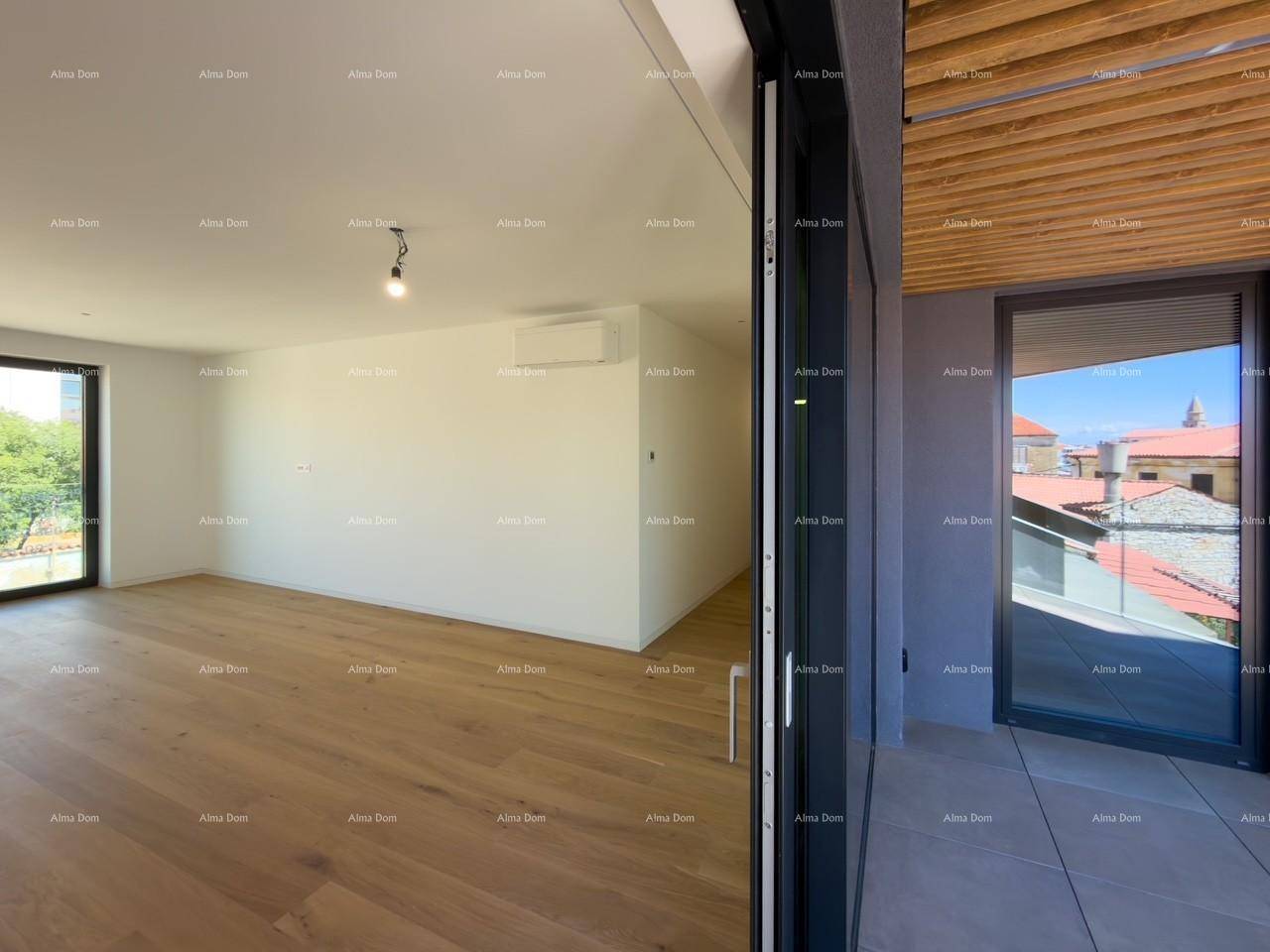 Heller Wohnbereich mit Holzboden und Zugang zum Balkon, bietet einen weiten Blick über die Dächer.