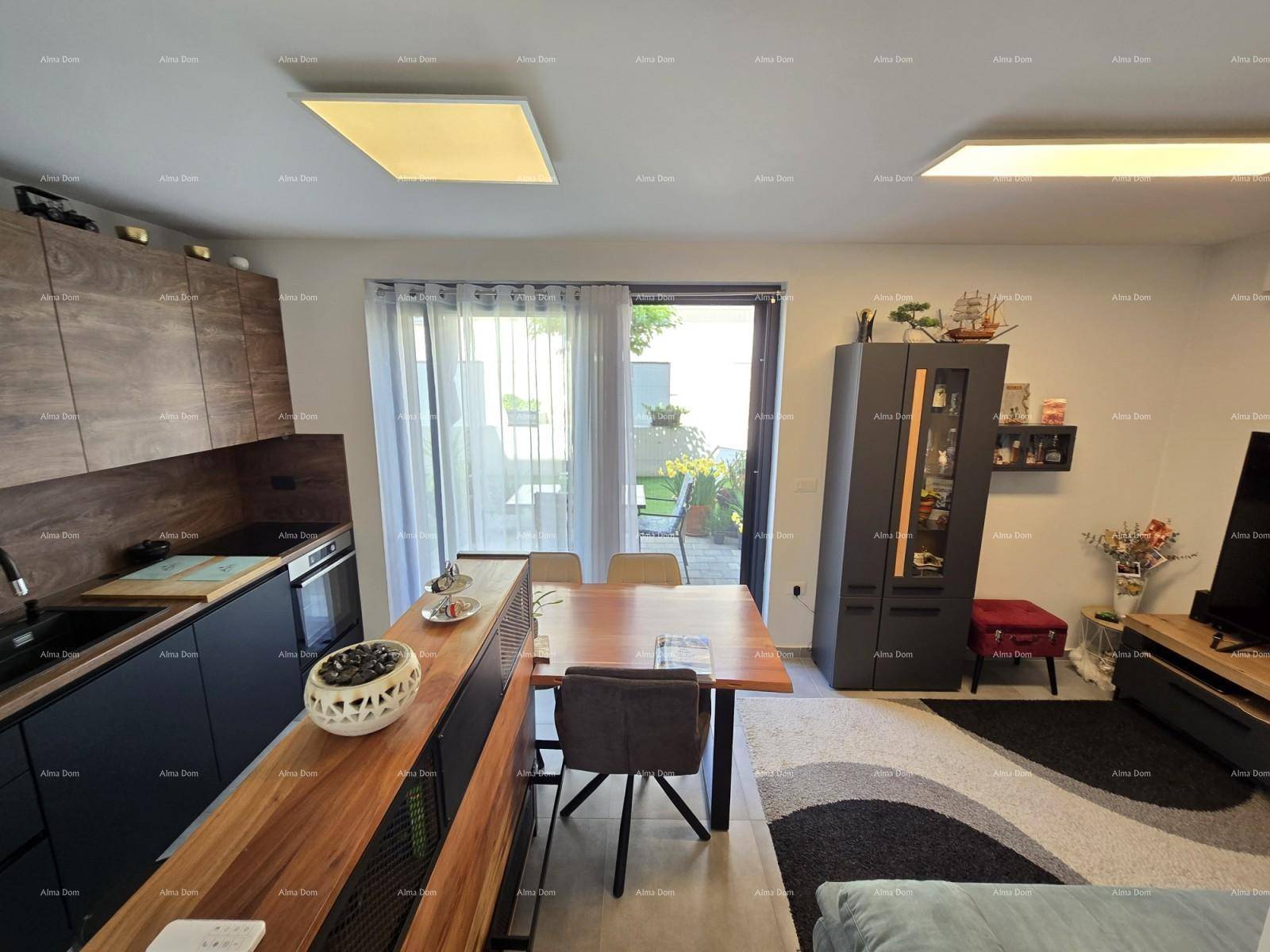 Offener Wohnbereich mit moderner Küche, Esstisch und Zugang zur Terrasse.