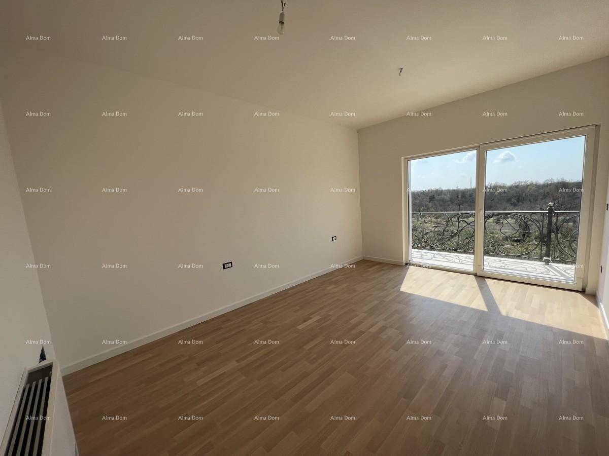 Helles Schlafzimmer mit Eichenparkettboden und großem Fenster mit Balkonzugang und schöner Aussicht.