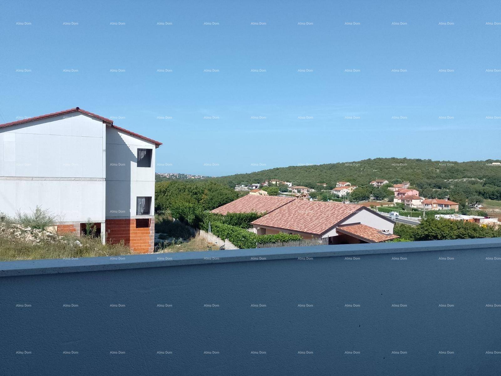 Weitblick über die grüne Hügellandschaft mit Häusern und klarem blauem Himmel von einem Balkon.