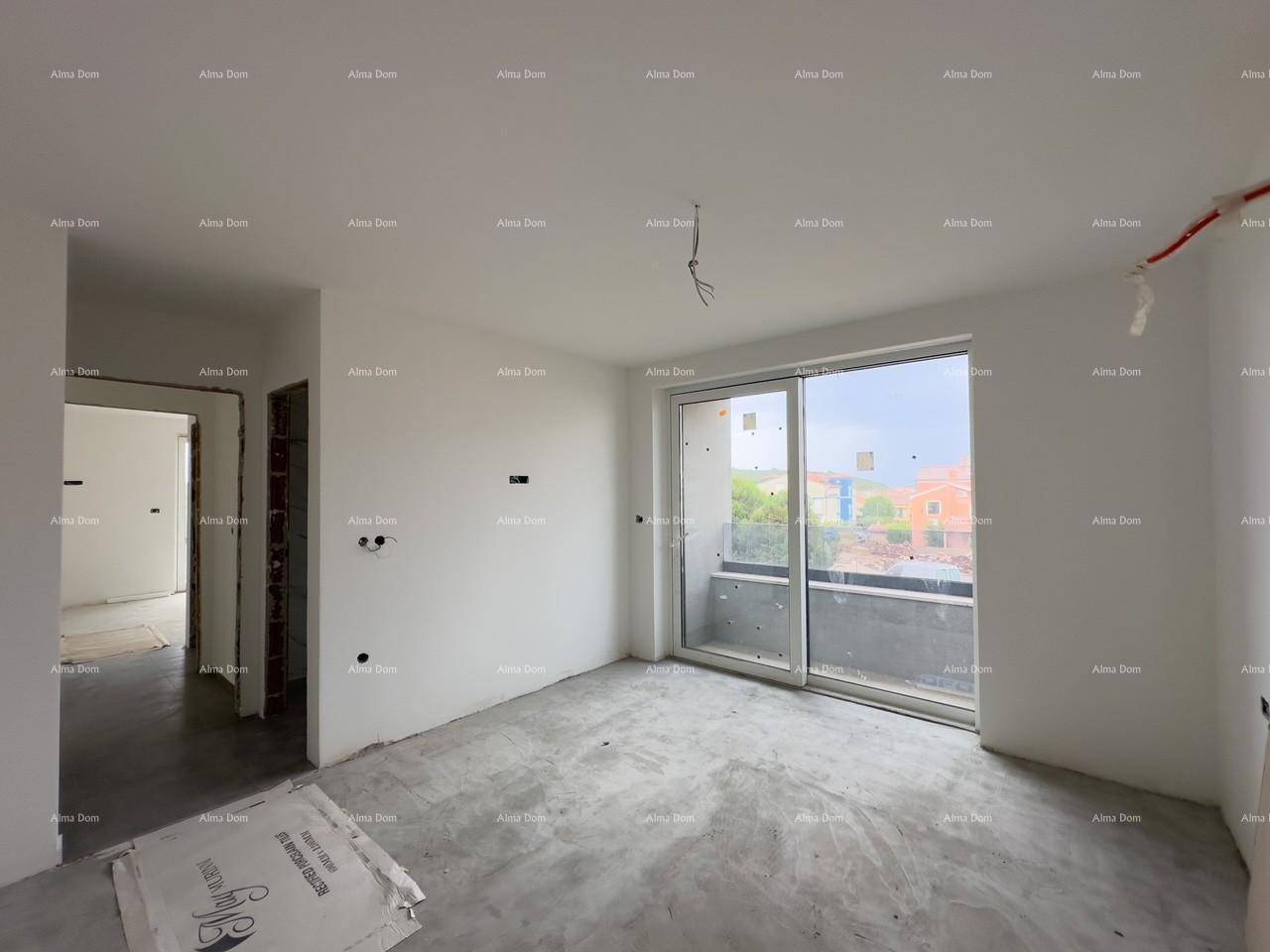 Heller, unmöblierter Raum mit Betonboden und Schiebetür zum Balkon, im Rohbauzustand.