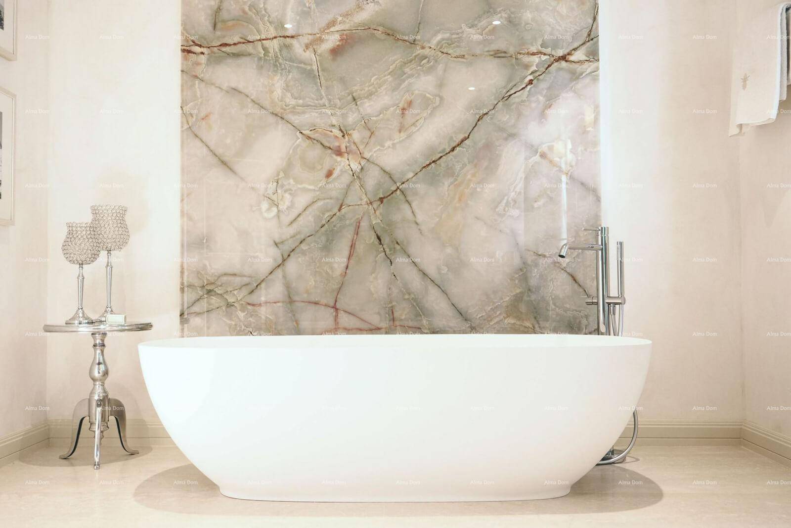 Modernes Badezimmer mit freistehender Badewanne und beeindruckender Marmorwand als Akzent.