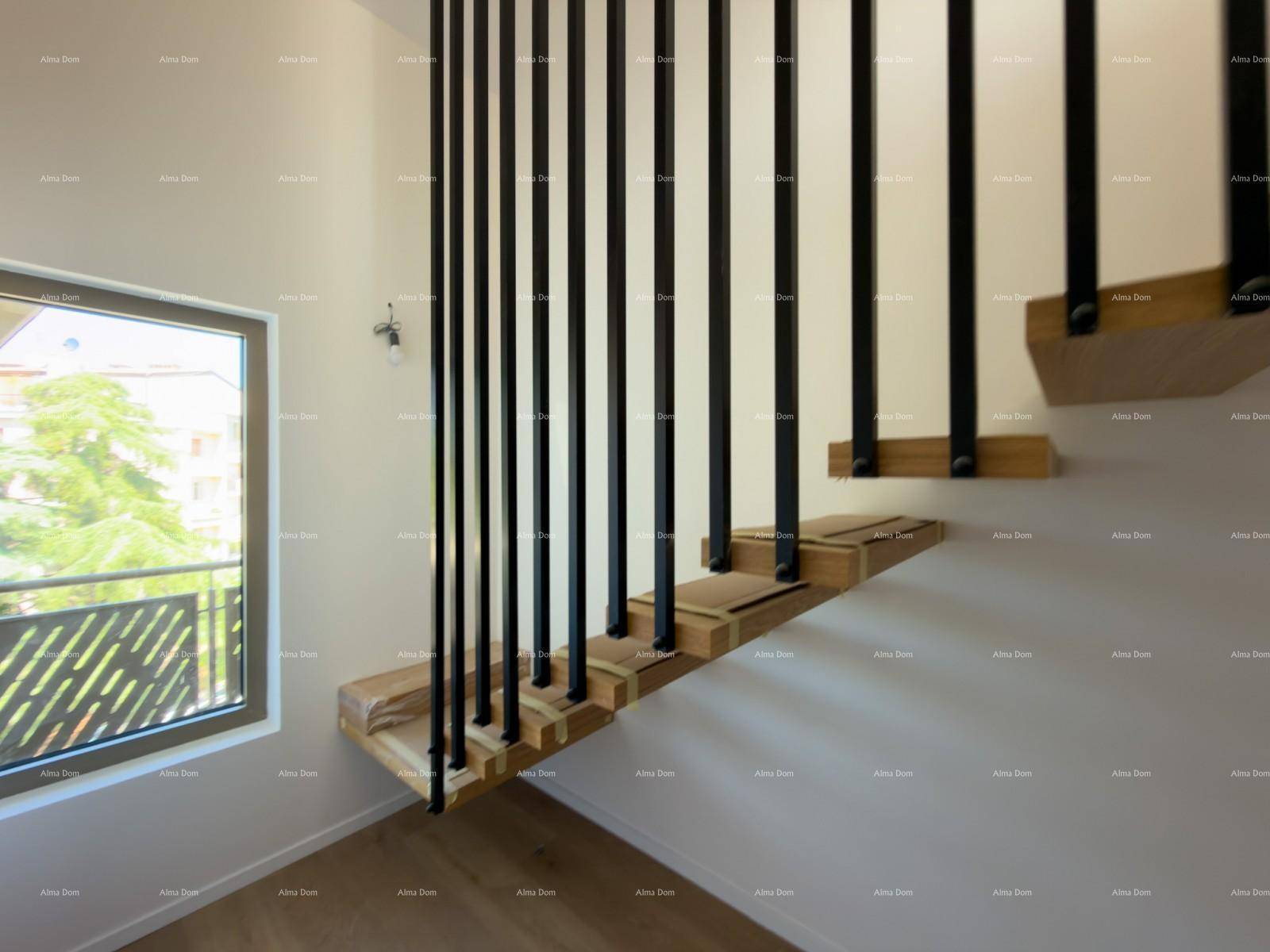 Detailansicht der modernen schwebenden Holztreppe mit schwarzen vertikalen Geländerstäben.