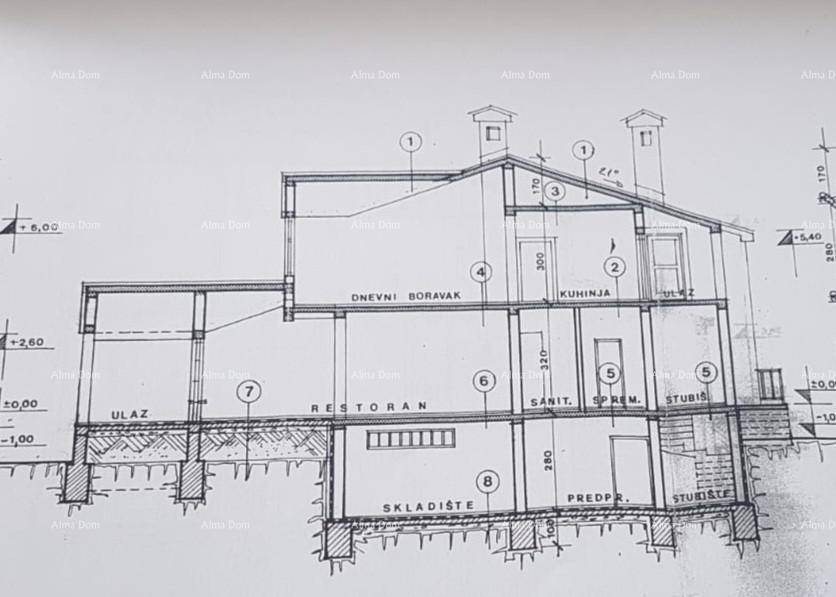 Architektonischer Schnittplan des Hauses mit Wohnbereich, Küche und Restaurant auf verschiedenen Ebenen.