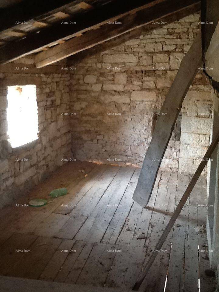 Dachbodenraum mit schrägen Decken, freiliegenden Holzbalken und Steinwänden.