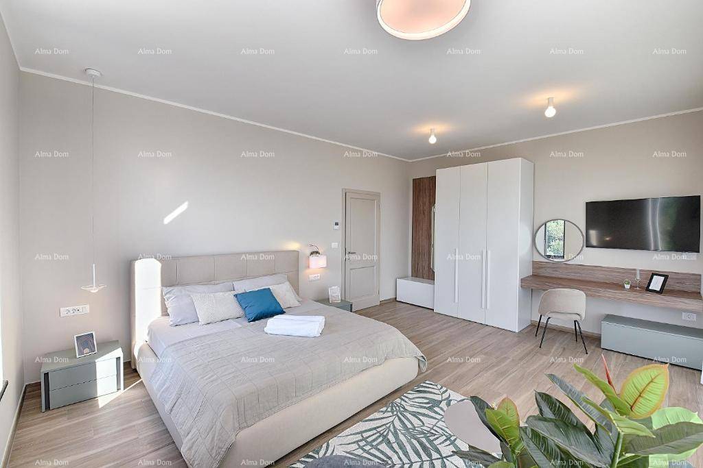 Modernes Schlafzimmer mit Doppelbett, weißem Kleiderschrank und Schminktisch.